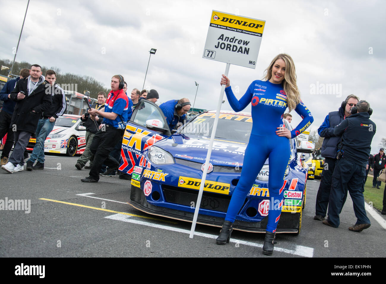 Brands Hatch, Fawkham, Longfield, UK. 5 Aprile, 2015. Andrew Jordan e MG 888 Racing MG 6GT ragazza griglia durante la Dunlop MSA British Touring Car Championship a Brands Hatch. Credito: Gergo Toth/Alamy Live News Foto Stock
