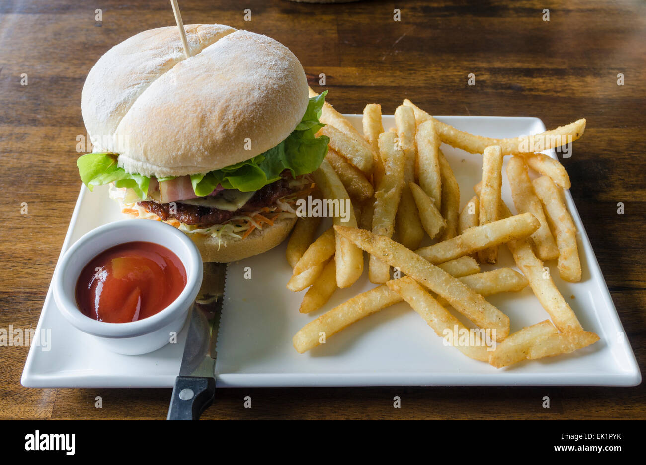 Fiume Margaret Wagyu carni bovine hamburger e patatine al Colonial Brewery Co, Margaret River, Australia occidentale, Australia Foto Stock