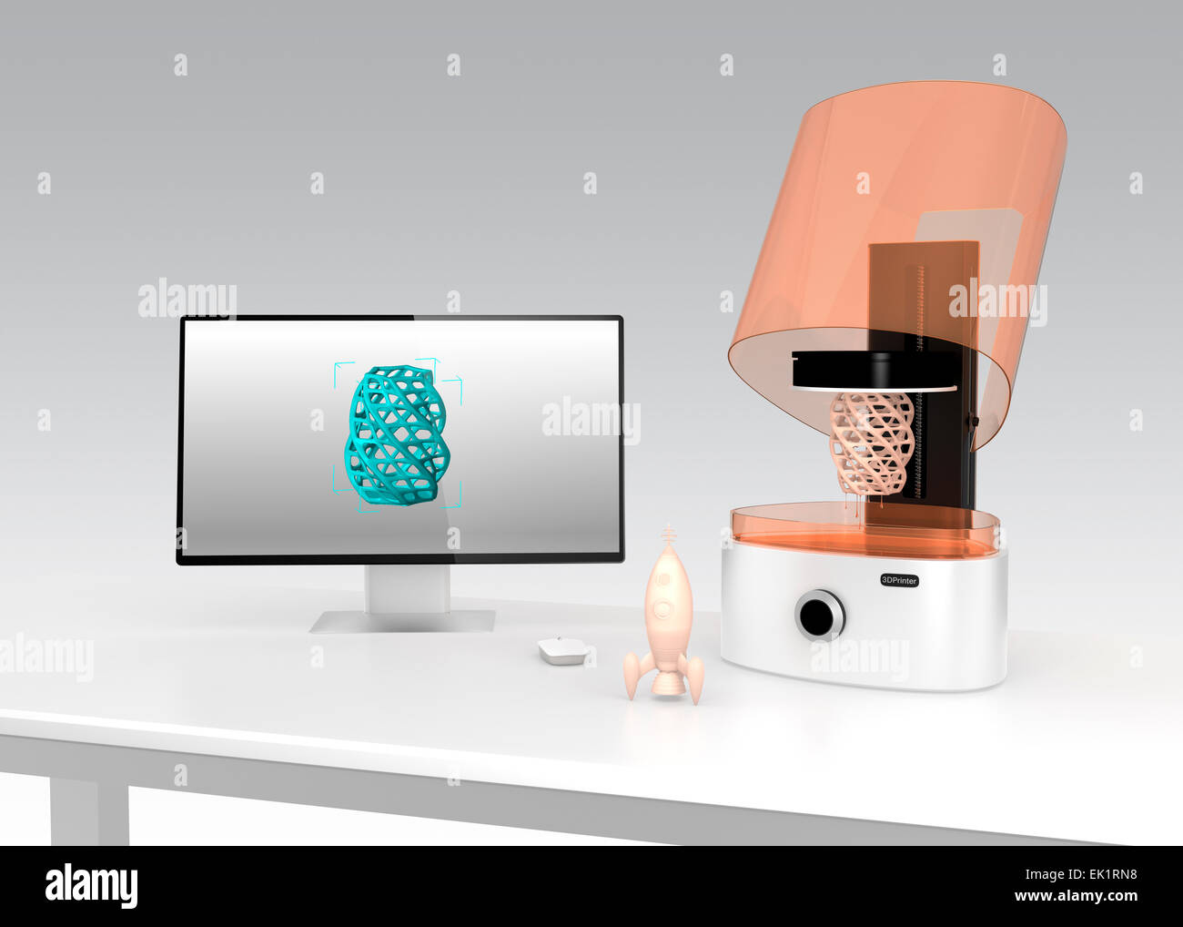 SLA stampante 3D e il monitor mostra poligono maglia modello sullo schermo. Foto Stock
