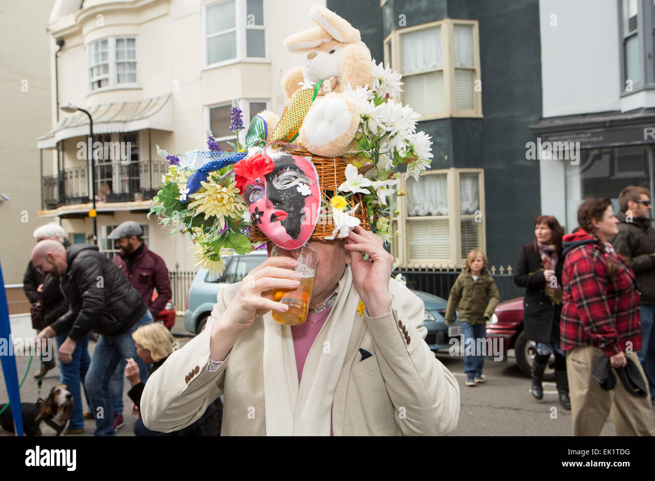 Western Street, City of Brighton & Hove, East Sussex, Regno Unito. Easter Bonnet Parade e Drag Race, un evento di beneficenza annuale LGTB che coinvolge corse a piedi lungo Western Street per celebrare la Pasqua in banca. 5th aprile 2015 Foto Stock