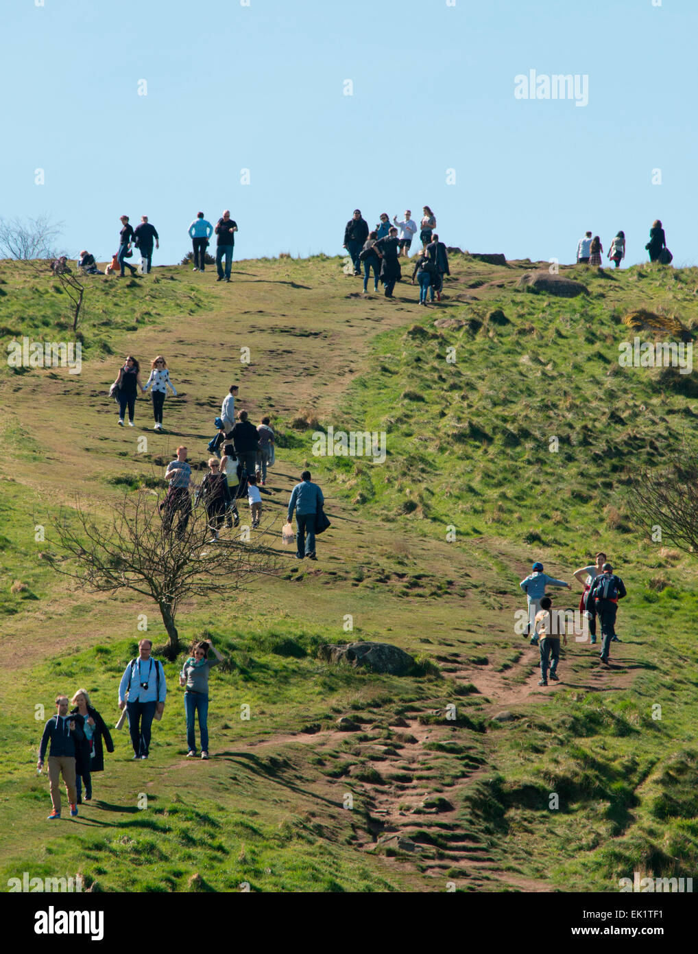 Edimburgo, Scozia, Regno Unito. 5 Aprile, 2015. La domenica di pasqua ha portato un benvenuto raggio di sole con Edimburgo godendo di 17 gradi celsius. Centinaia di persone hanno preso vantaggio con una passeggiata nel parco di Holyrood. Andrew O'Brien/ Alamy Live News Foto Stock