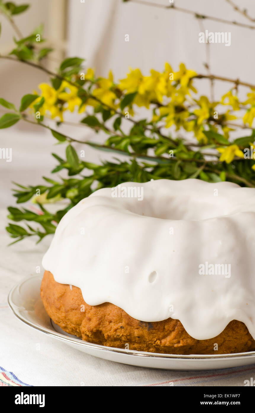 Pasqua tradizionale torta ad anello sul tavolo Foto Stock