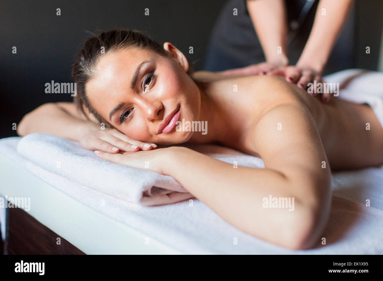 Giovane donna avente un massaggio Foto Stock