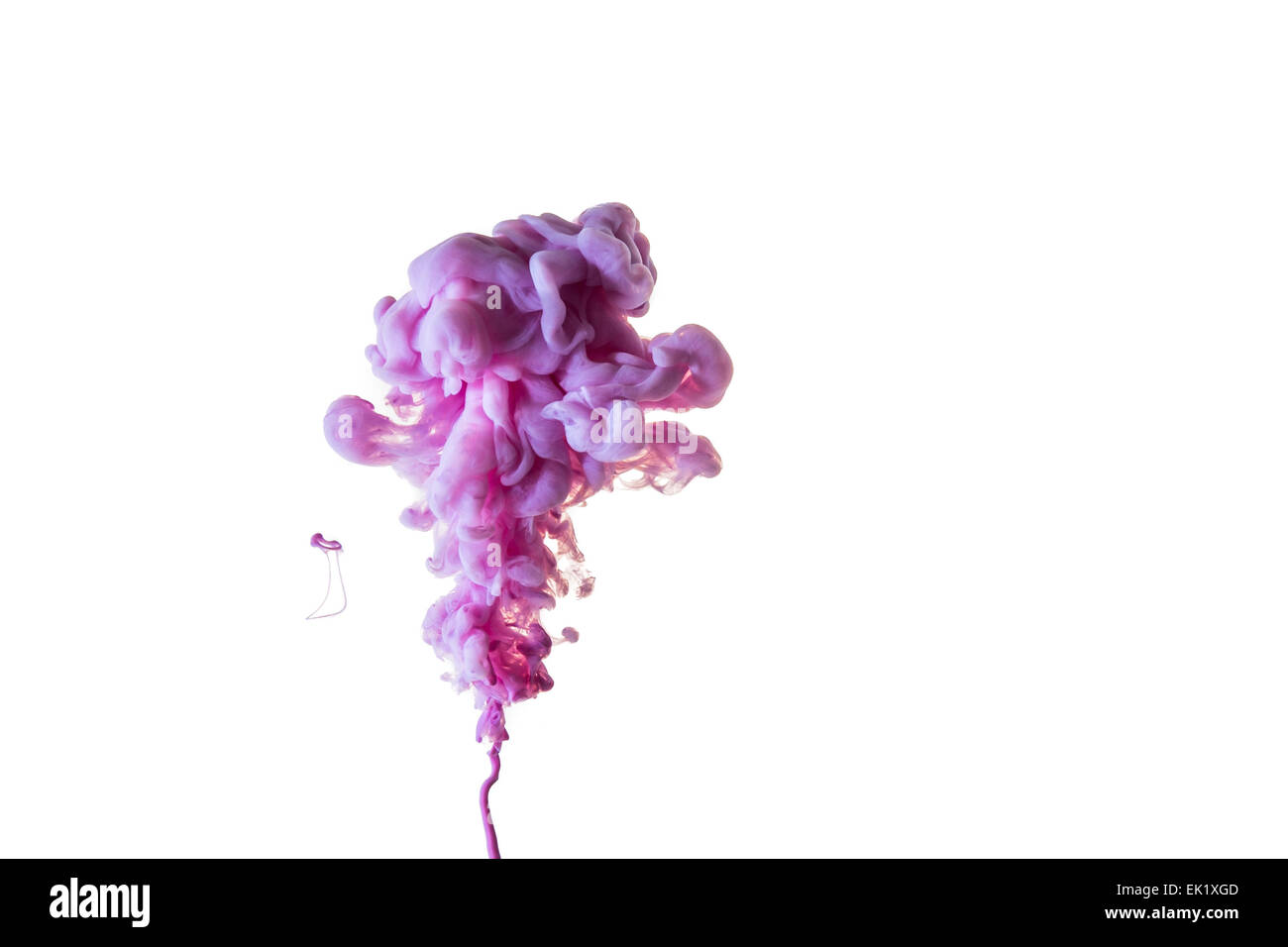 Violetta inchiostro colorato la creazione di modelli di fumo in acqua Foto Stock