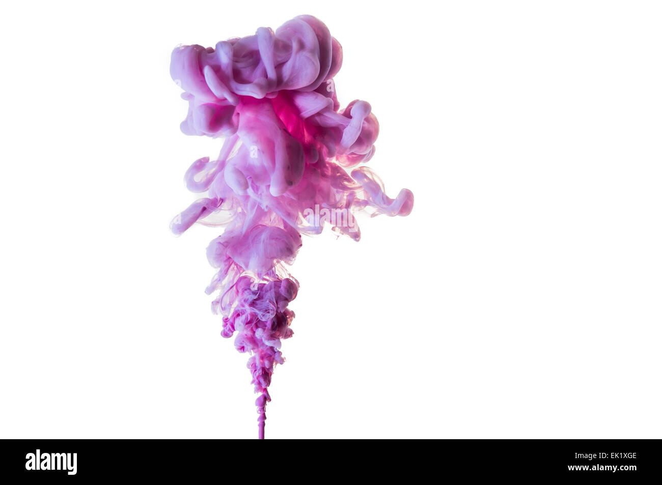 Violetta inchiostro colorato la creazione di modelli di fumo in acqua Foto Stock