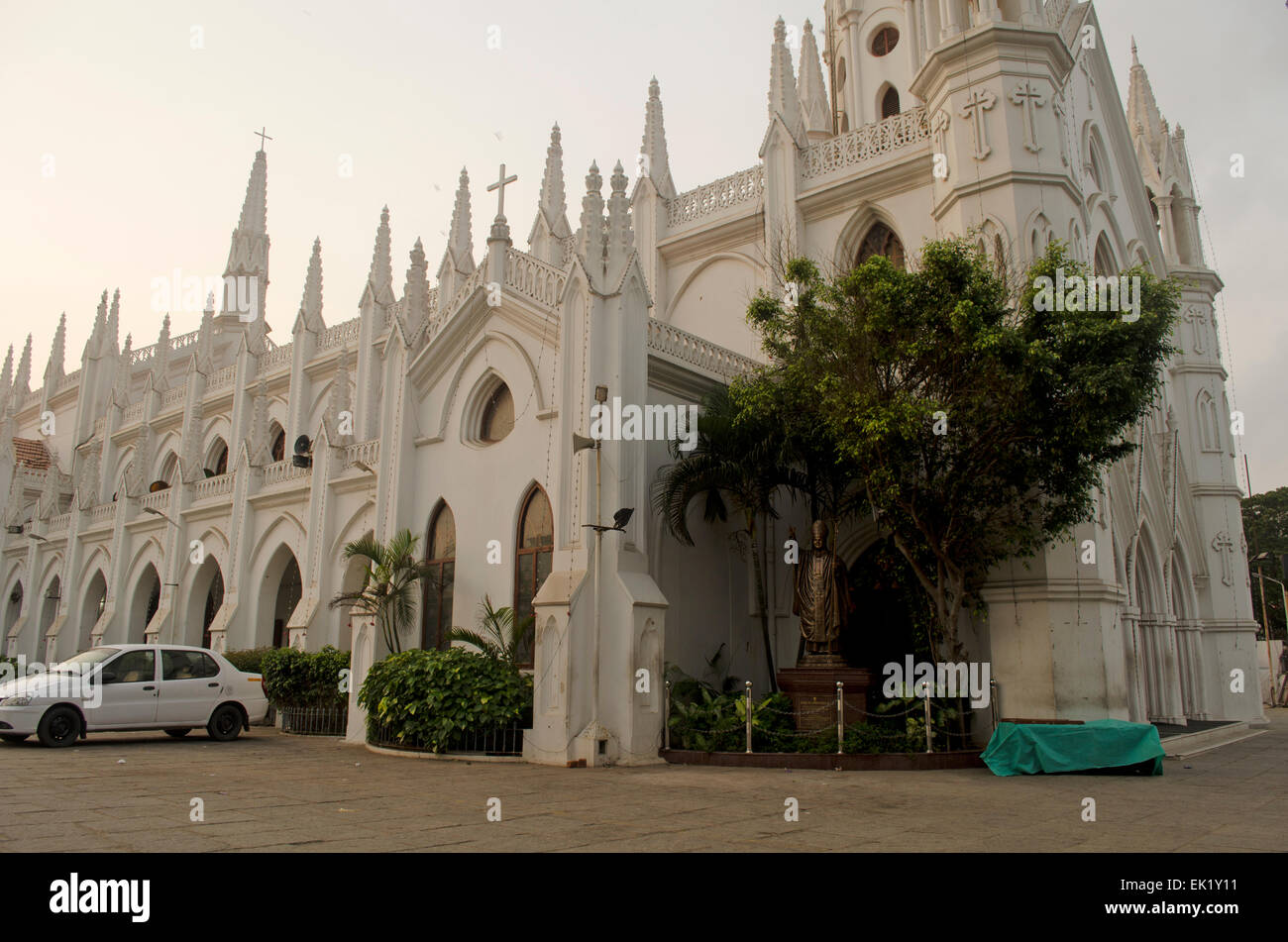 Vista laterale di Santhome Basilica cattedrale chiesa di Chennai, nello Stato del Tamil Nadu, India Foto Stock