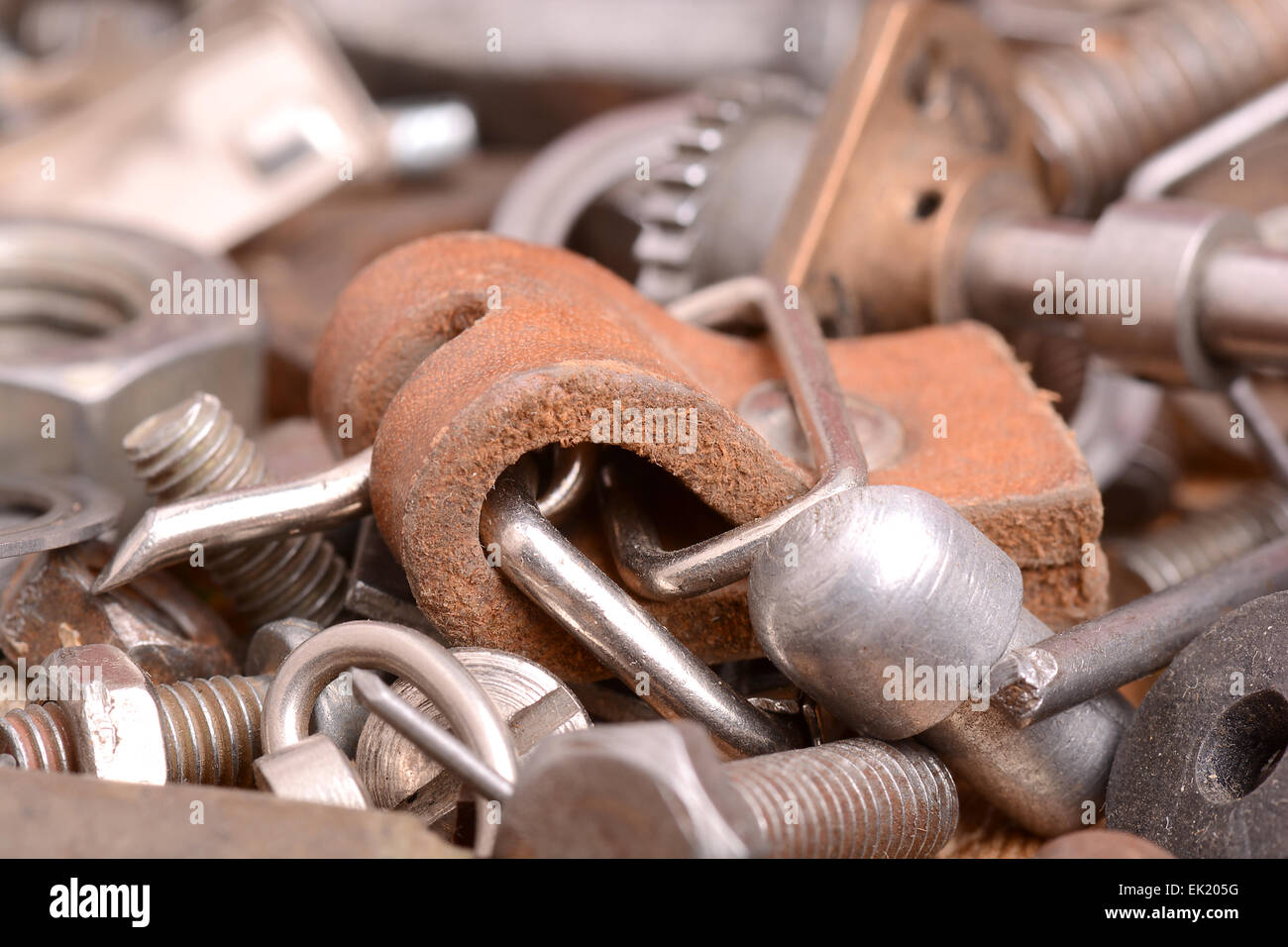 I vecchi bulloni, viti e i dettagli in metallo close up Foto Stock