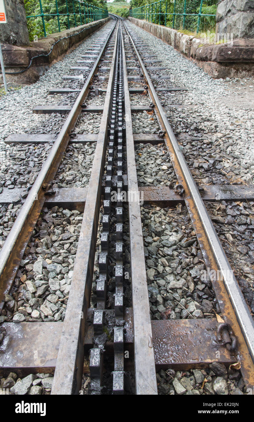 Chiusura del solo pignone e cremagliera ferrovia a scartamento ridotto nel Regno Unito. Snowdon, Parco Nazionale di Snowdonia, Gwynedd, Wale Foto Stock