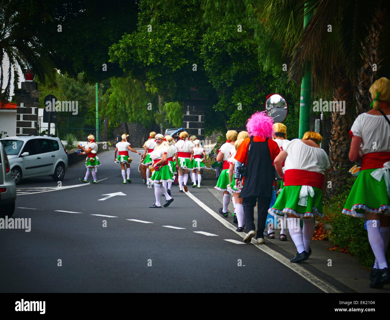 Carnevale Carnaval gruppo camminare a Puerto de la Cruz Tenerife Isole Canarie Spagna Foto Stock