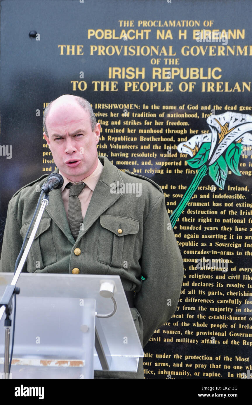 Belfast, Irlanda del Nord, Regno Unito. 5 Aprile, 2015. Un uomo vestito come un 1916 soldato irlandese legge il Proclaimation irlandese. Credito: Stephen Barnes/Alamy Live News Foto Stock