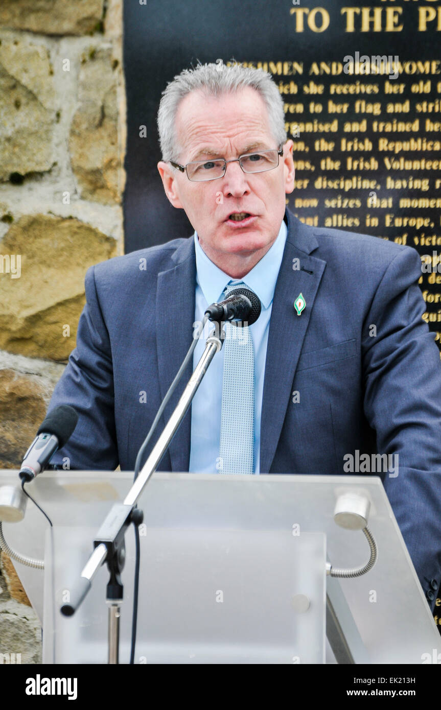 Belfast, Irlanda del Nord, Regno Unito. 5 Aprile, 2015. Gerry Kelly (Sinn Fein) dà il discorso in occasione della commemorazione del 99° anniversario della pasqua irlandese Rising, Belfast Credit: stephen Barnes/Alamy Live News Foto Stock