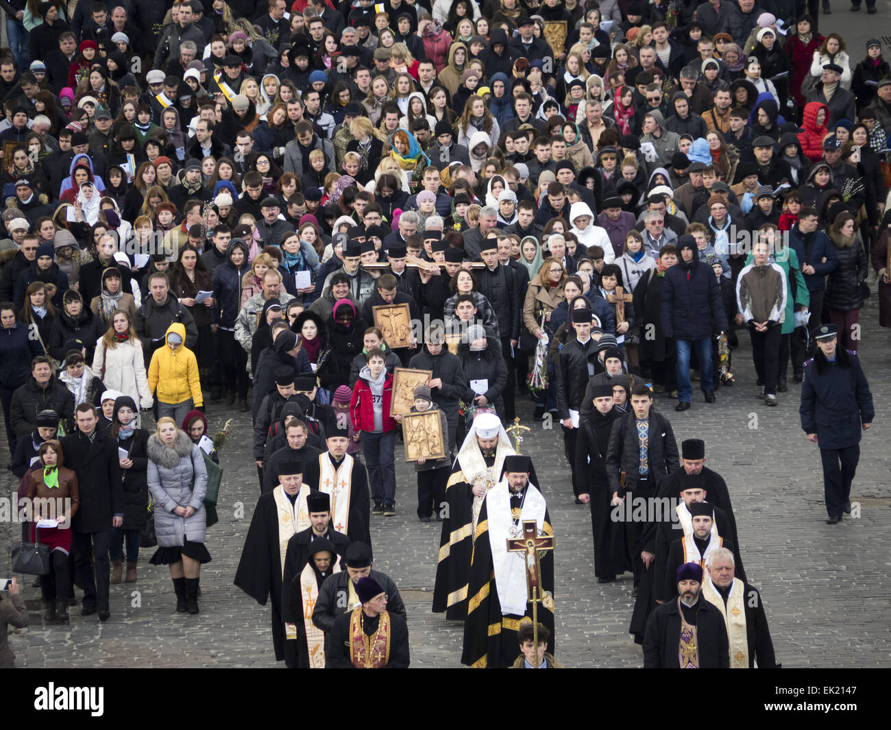 Processione religiosa nel centro cittadino. 5 apr, 2015. -- La Domenica delle Palme, 5 aprile 2015, le strade di Kiev, Ucraina, terrà una preghiera processione religiosa. I cristiani di diverse confessioni notato entrata di Gesù a Gerusalemme. I credenti appena onorati i morti gli eroi della rivoluzione per l'Ucraina i vantaggi e di ATO. La processione è stata presieduta dal Patriarca della Chiesa greco-cattolica ucraina Sviatoslav Shevchuk. © Igor Golovniov/ZUMA filo/Alamy Live News Foto Stock