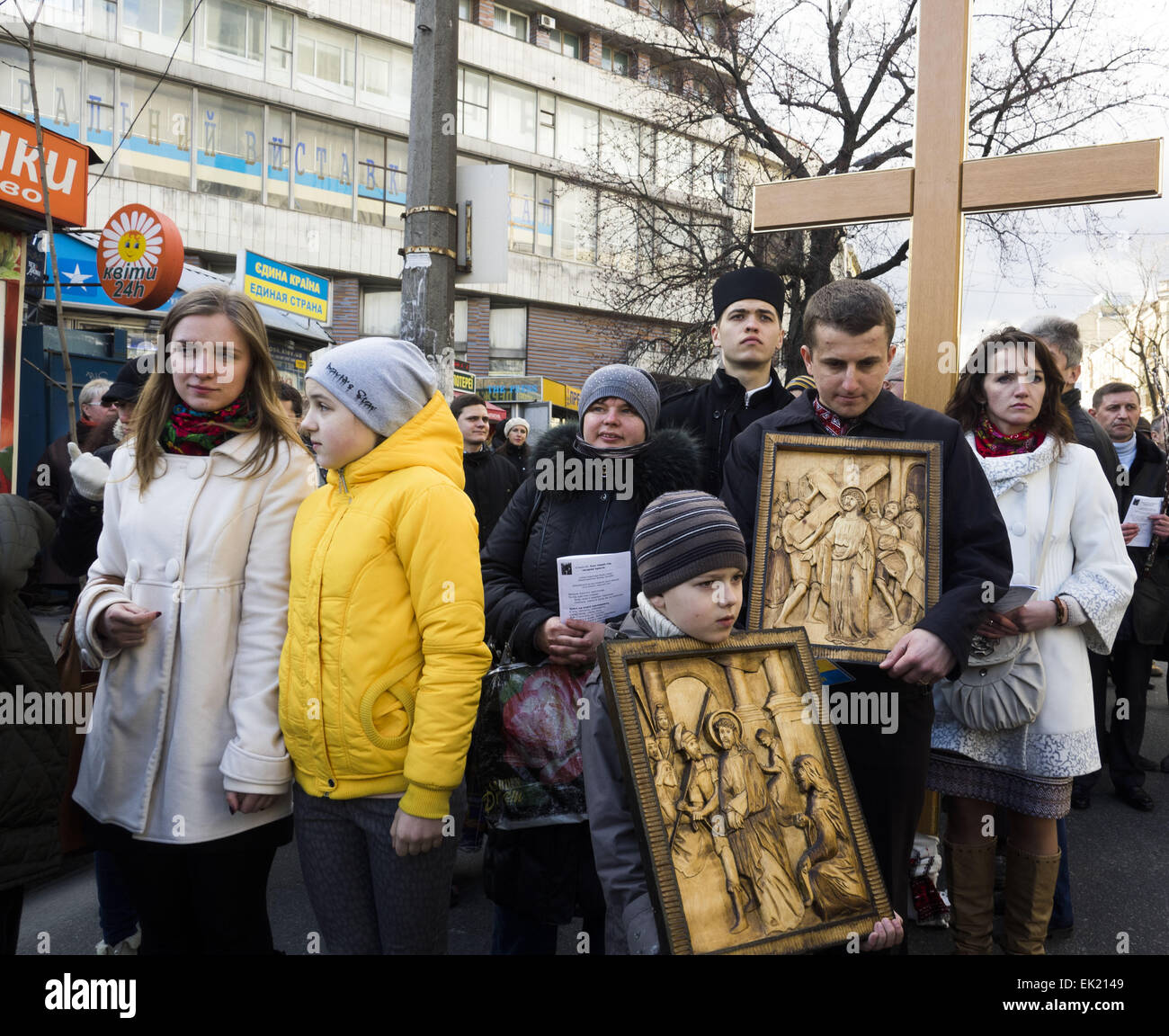 Processione religiosa nel centro cittadino. 5 apr, 2015. -- La Domenica delle Palme, 5 aprile 2015, le strade di Kiev, Ucraina, terrà una preghiera processione religiosa. I cristiani di diverse confessioni notato entrata di Gesù a Gerusalemme. I credenti appena onorati i morti gli eroi della rivoluzione per l'Ucraina i vantaggi e di ATO. La processione è stata presieduta dal Patriarca della Chiesa greco-cattolica ucraina Sviatoslav Shevchuk. © Igor Golovniov/ZUMA filo/Alamy Live News Foto Stock