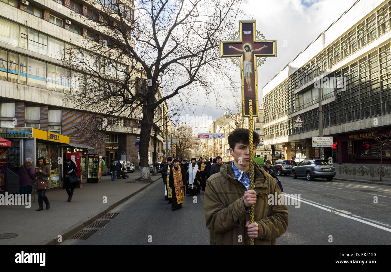 Processione religiosa nel centro cittadino. 5 apr, 2015. -- La Domenica delle Palme, 5 aprile 2015, le strade di Kiev, Ucraina, terrà una preghiera processione religiosa. I cristiani di diverse confessioni notato entrata di Gesù a Gerusalemme. I credenti appena onorati i morti gli eroi della rivoluzione per l'Ucraina i vantaggi e di ATO. La processione è stata presieduta dal Patriarca della Chiesa greco-cattolica ucraina Sviatoslav Shevchuk. © Igor Golovniov/ZUMA filo/Alamy Live News Foto Stock