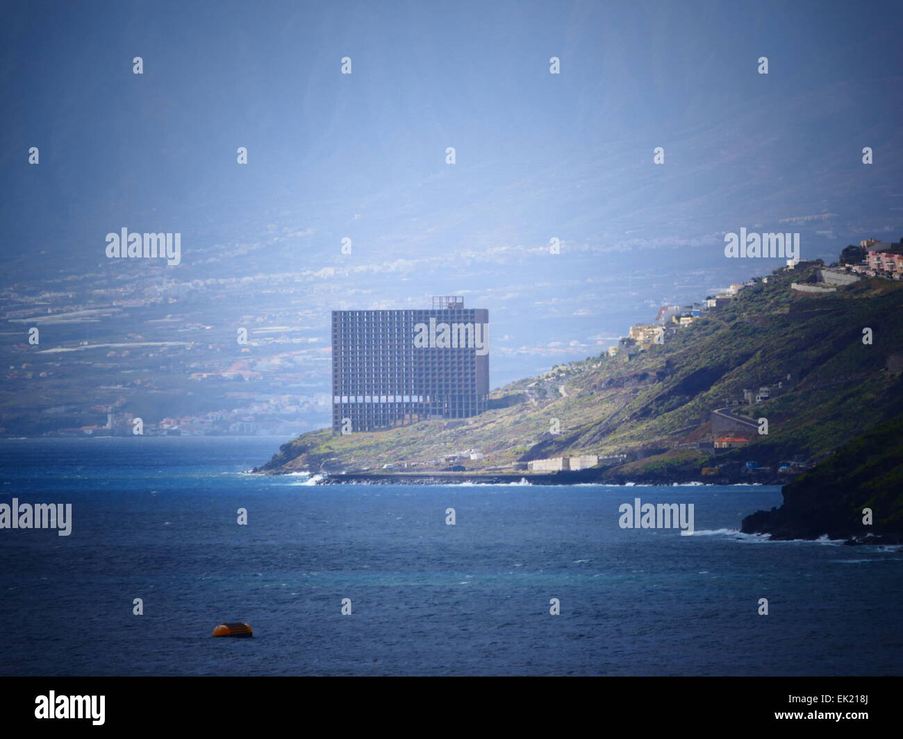 Un edificio di colore nero lungo la strada costiera isola di Tenerife Isole Canarie Spagna Foto Stock