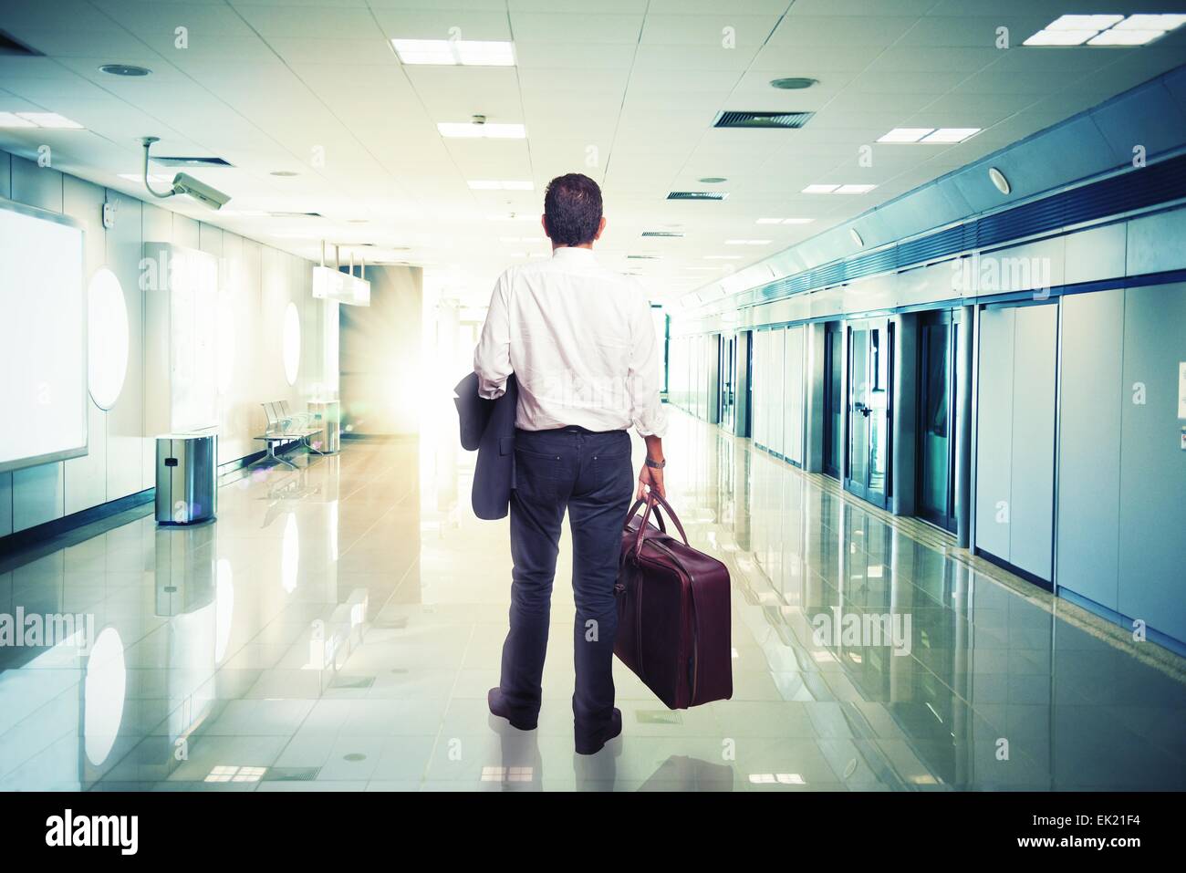 Imprenditore in aeroporto pronto a viaggiare Foto Stock