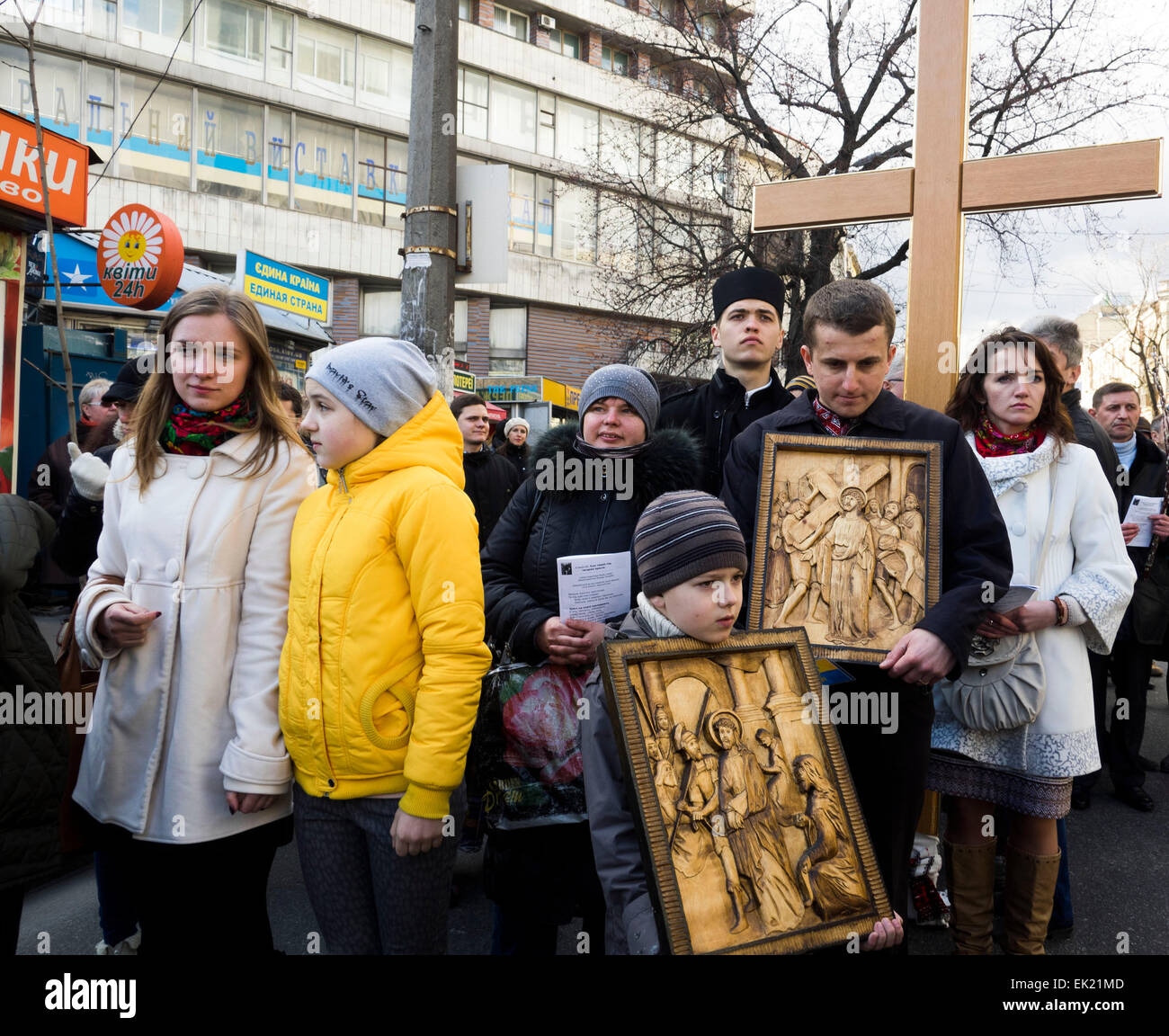Kiev, Ucraina. 05 apr, 2015. Processione religiosa nel centro cittadino. -- La Domenica delle Palme, 5 aprile 2015, le strade di Kiev, Ucraina, terrà una preghiera processione religiosa. I cristiani di diverse confessioni notato entrata di Gesù a Gerusalemme. I credenti appena onorati i morti gli eroi della rivoluzione per l'Ucraina i vantaggi e di ATO. La processione è stata presieduta dal Patriarca della Chiesa greco-cattolica ucraina Sviatoslav Shevchuk. Credito: Igor Golovnov/Alamy Live News Foto Stock