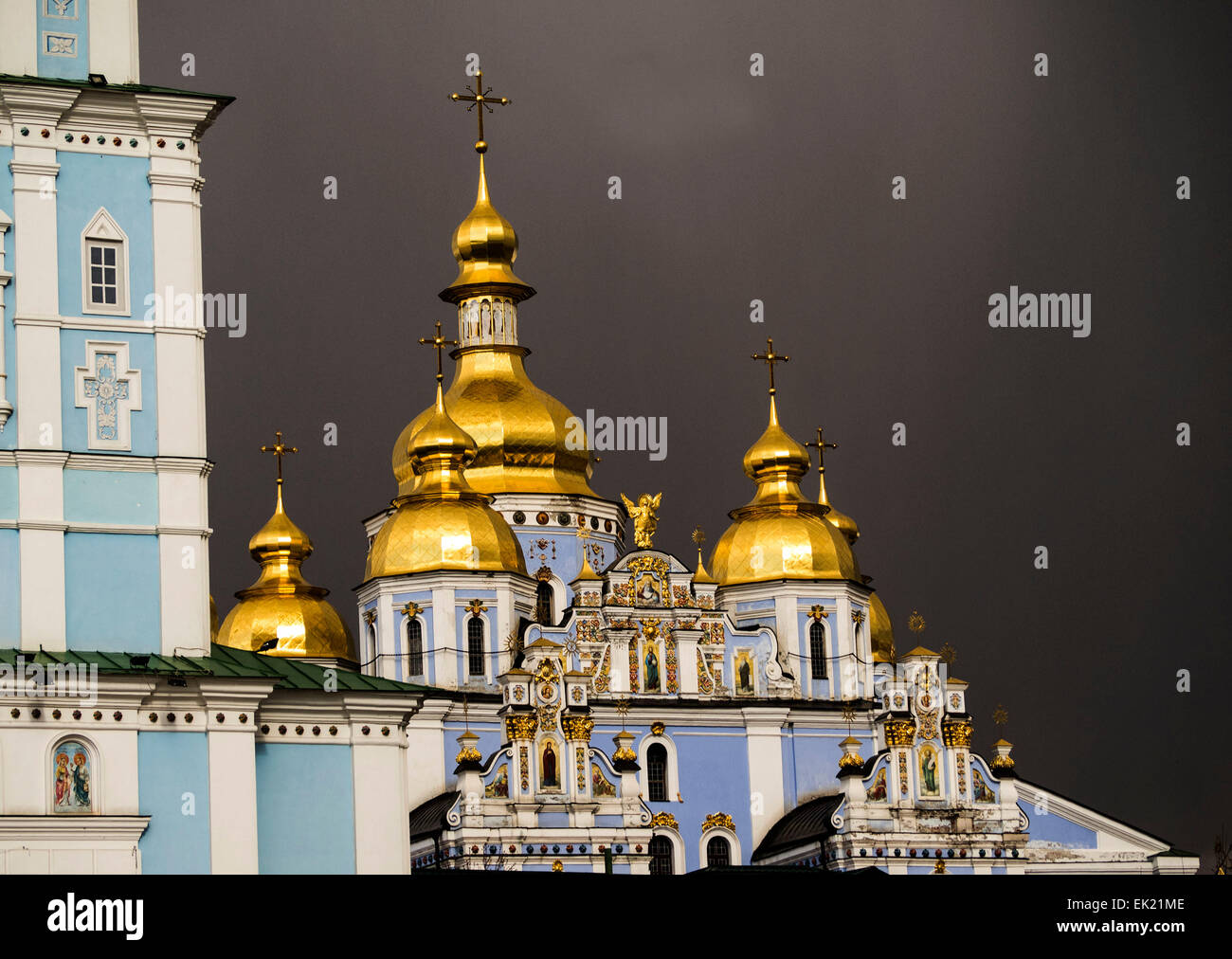 Kiev, Ucraina. 05 apr, 2015. Sacra di San Michele Golden a cupola del tempio. -- La Domenica delle Palme, 5 aprile 2015, le strade di Kiev, Ucraina, terrà una preghiera processione religiosa. I cristiani di diverse confessioni notato entrata di Gesù a Gerusalemme. I credenti appena onorati i morti gli eroi della rivoluzione per l'Ucraina i vantaggi e di ATO. La processione è stata presieduta dal Patriarca della Chiesa greco-cattolica ucraina Sviatoslav Shevchuk. Credito: Igor Golovnov/Alamy Live News Foto Stock