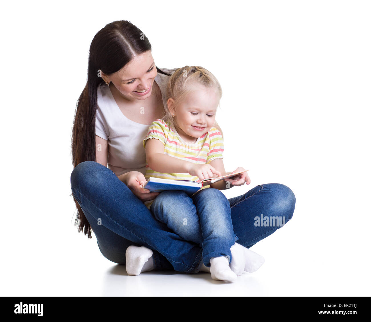 Felice la madre e il bambino a leggere un libro insieme Foto Stock