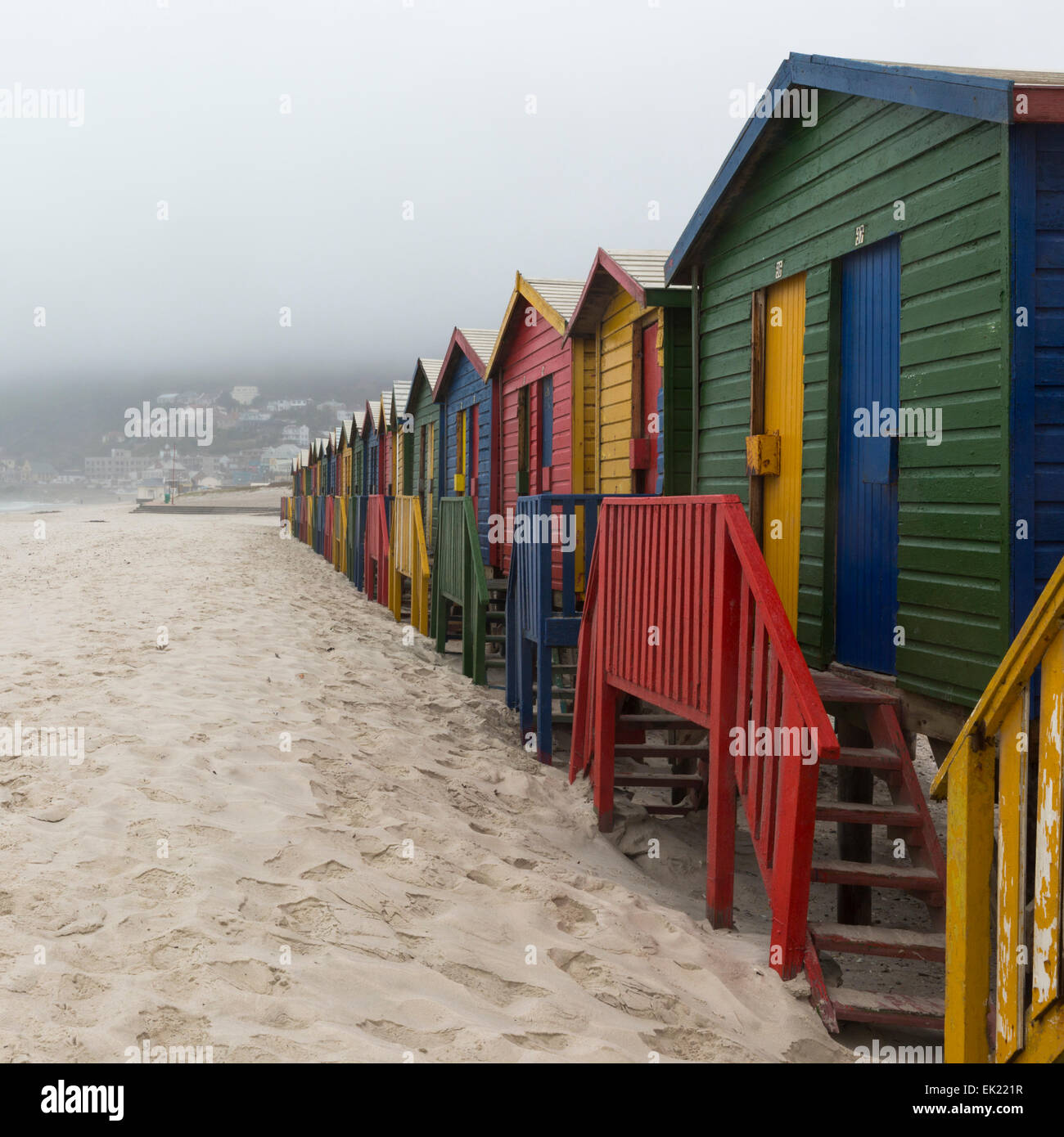 Multi-colore di cabine da spiaggia in Muizenberg vicino a Città del Capo in Sud Africa Foto Stock