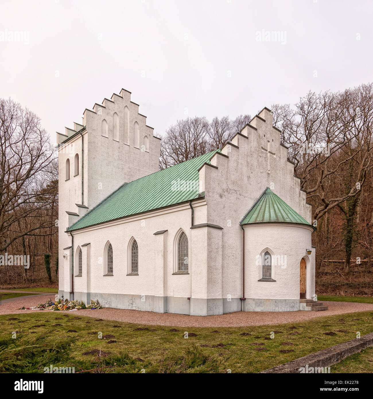 Un tipico svedese di piccola chiesa bianca situato alla periferia della città costiera di molle. Foto Stock
