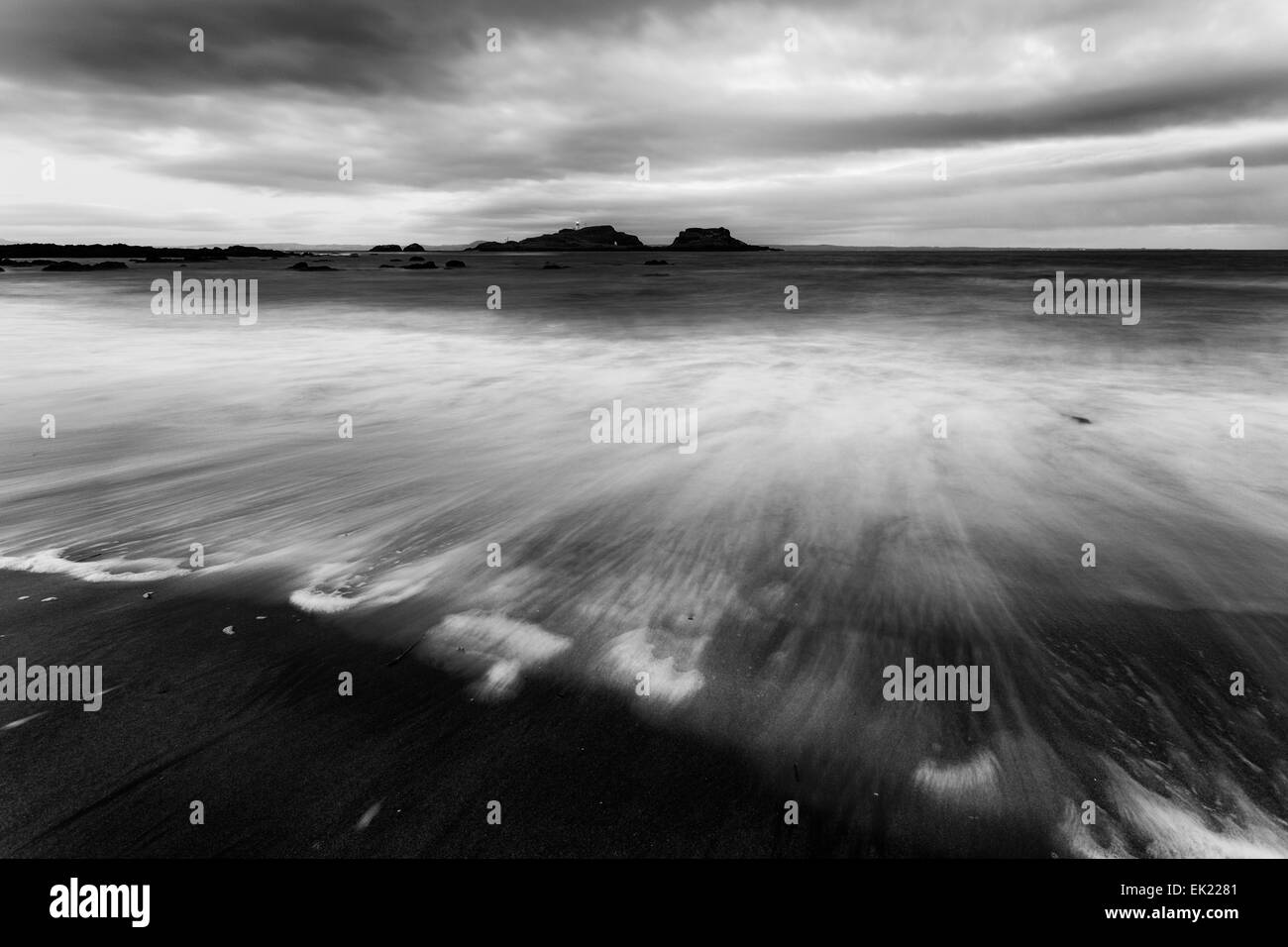 Pattern a strisce come le onde si inclinano Yellowcraigs beach. Foto Stock