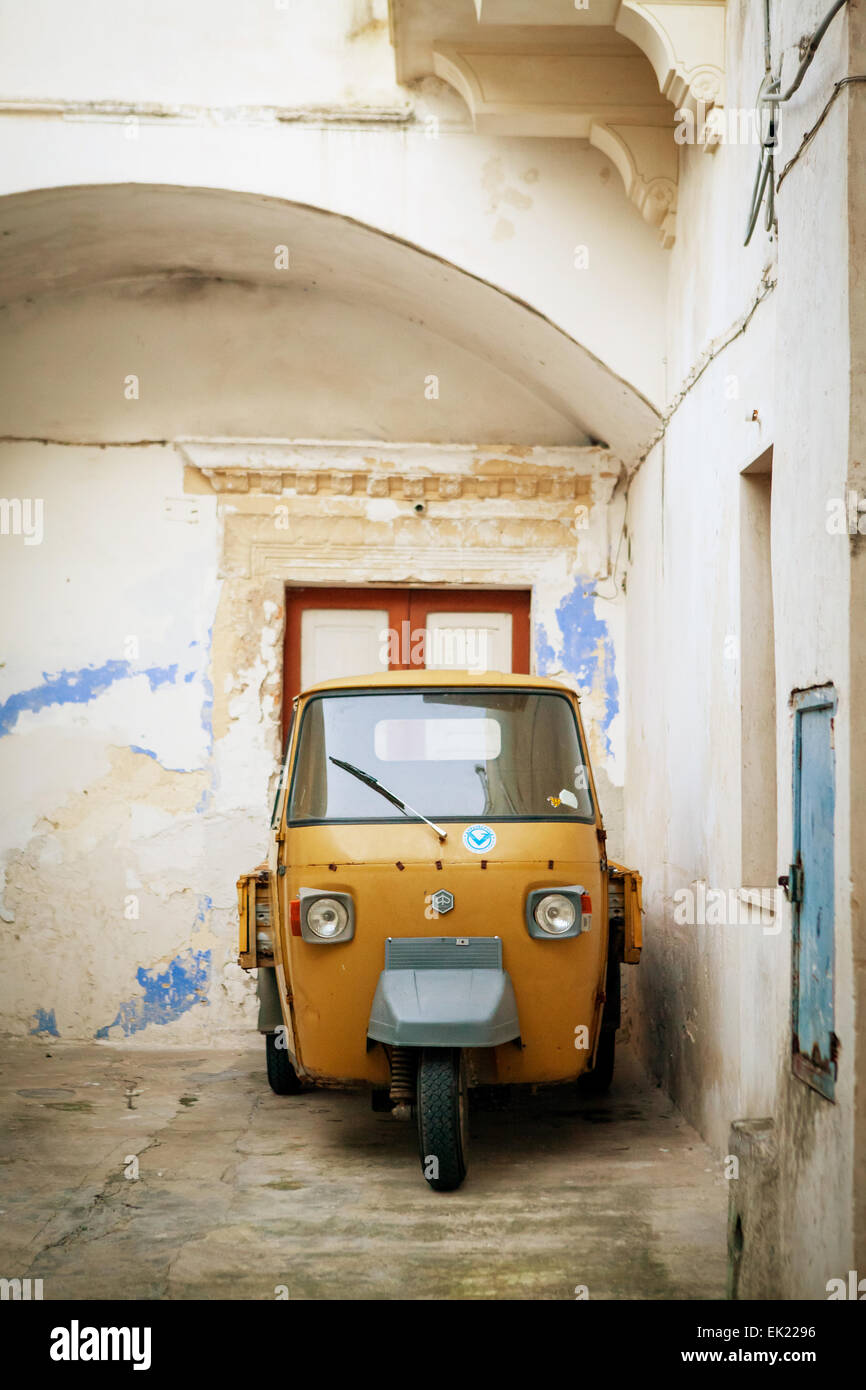 Tre ruote trike consegna parcheggiato fino in back street, Gallipoli, Salento Italia Meridionale Foto Stock