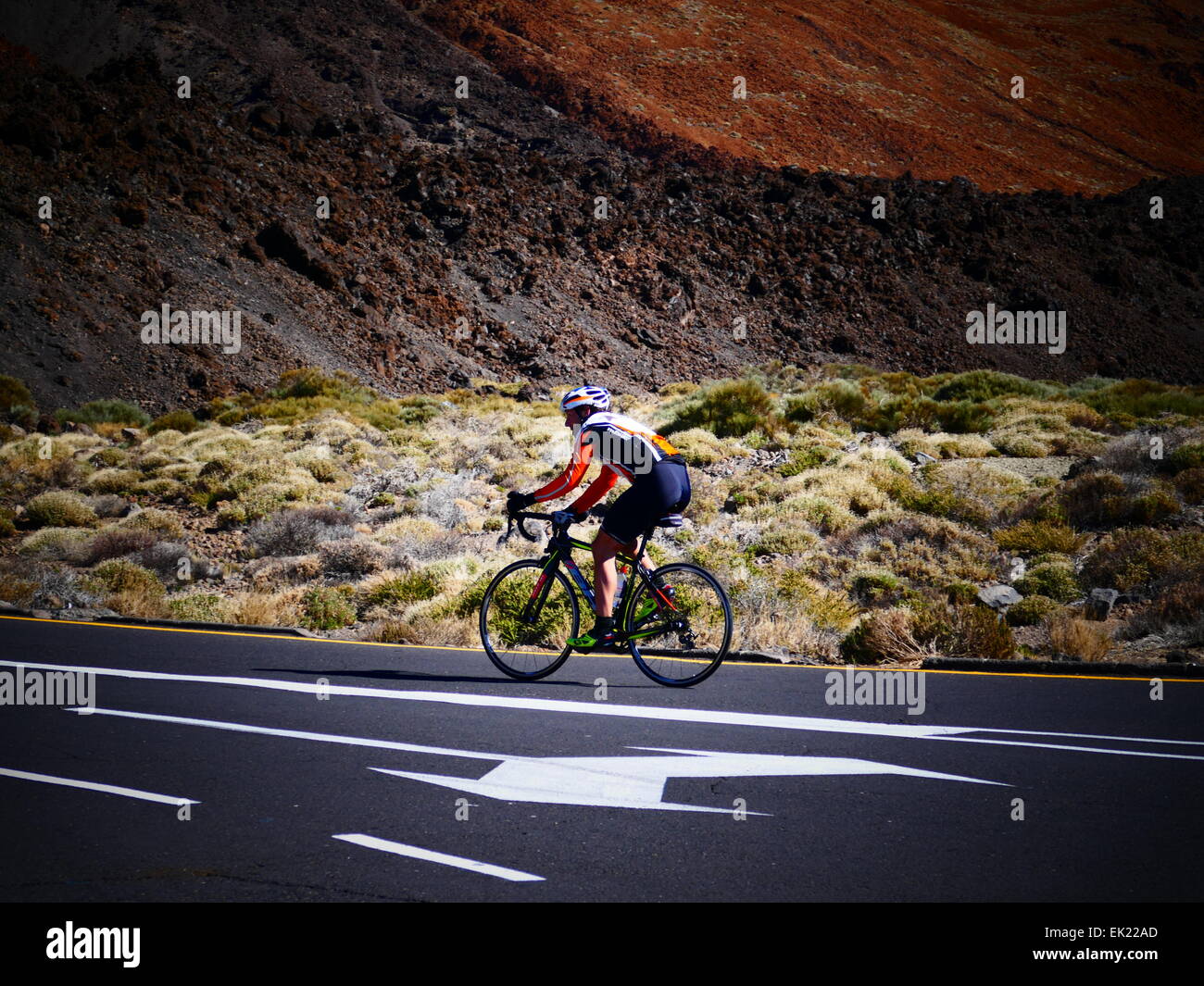 Ciclista Trekker bicicletta trekking sul Monte Teide Parque Nacional del Teide Tenerife Isole Canarie Spagna Foto Stock
