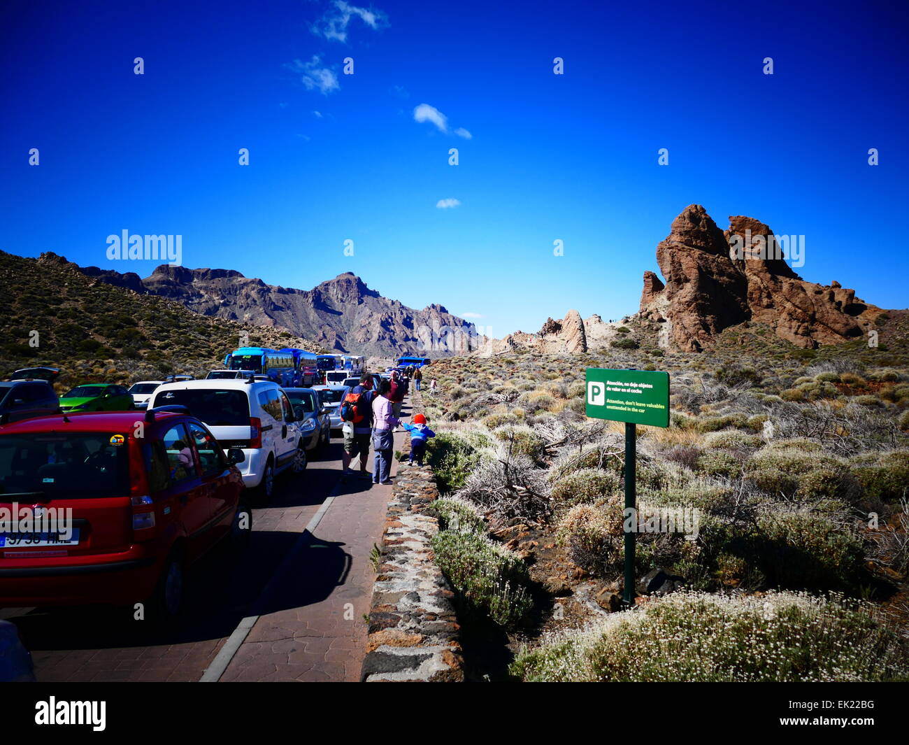 I turisti della segnaletica a Mt Teide Parque Nacional del Teide Tenerife Isole Canarie Spagna Foto Stock