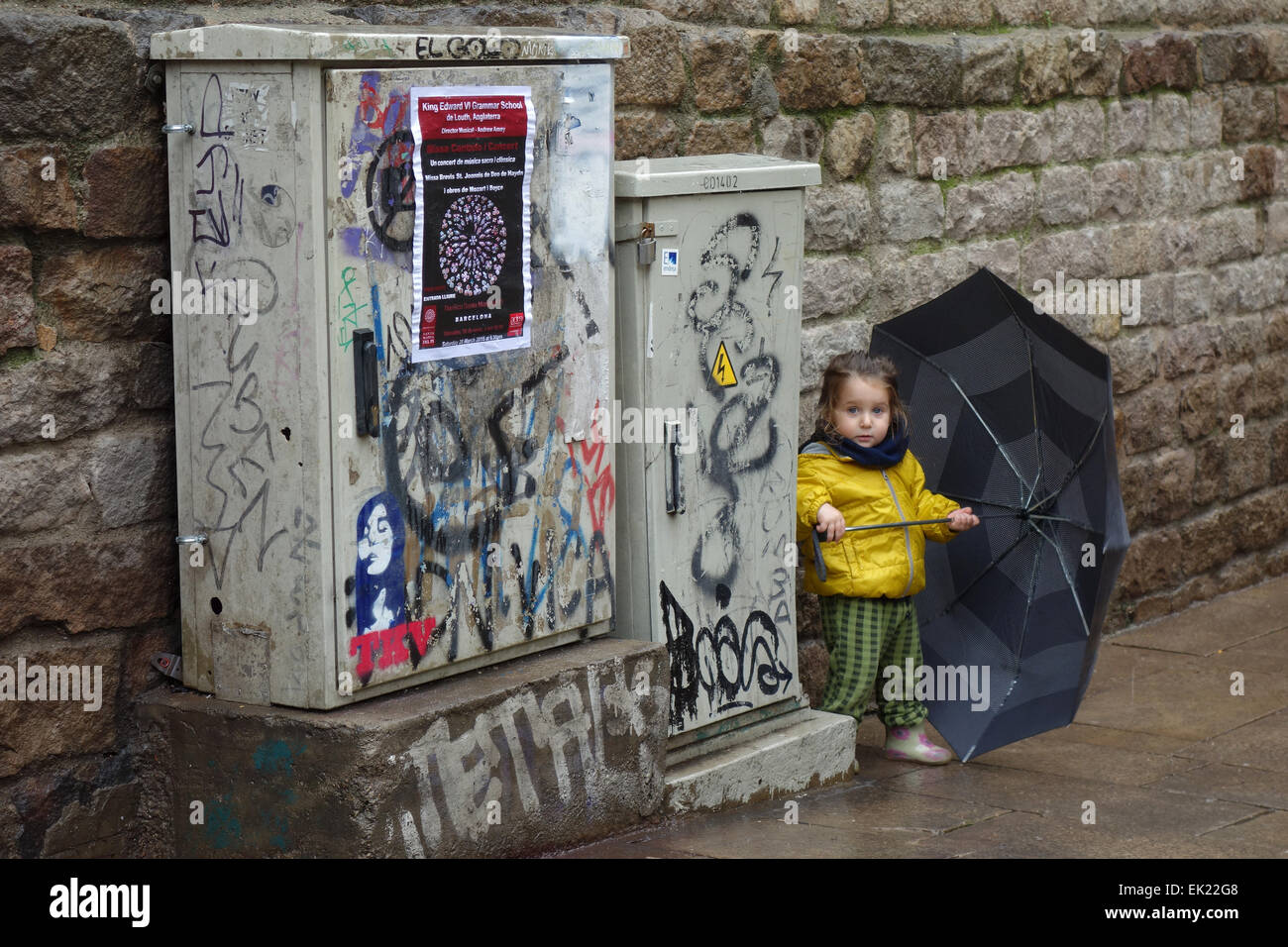 Ragazza giovane con ombrello sul giorno di pioggia dalla chiesa in Plaça de Sant Josep Oriol, Quartiere Gotico di Barcellona Foto Stock