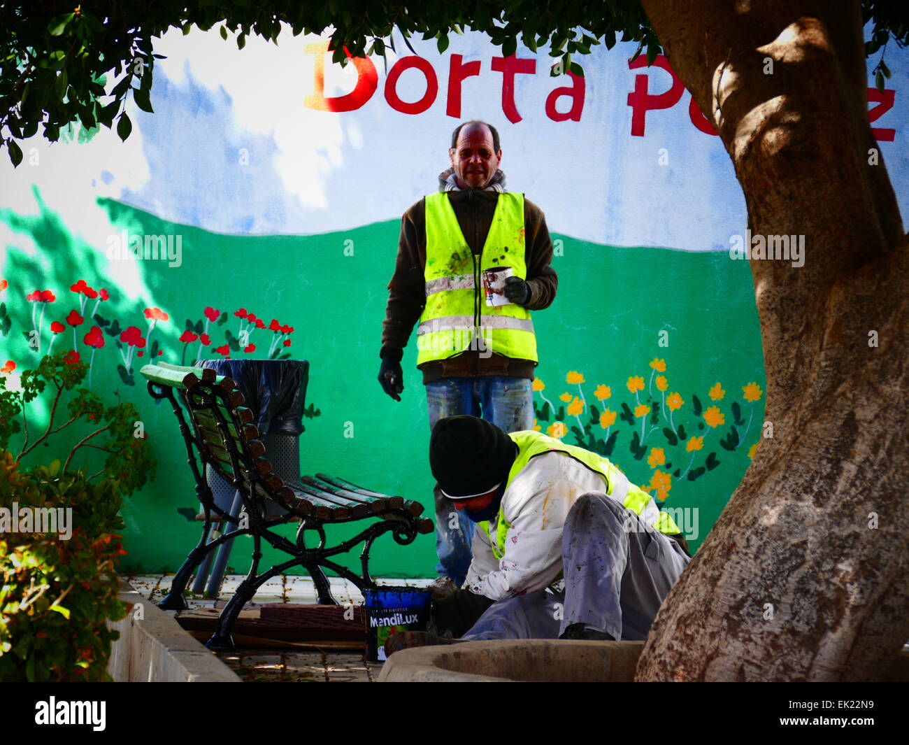 Lavoratore pittura park Santiago del Teide Tenerife Isole Canarie Spagna Foto Stock