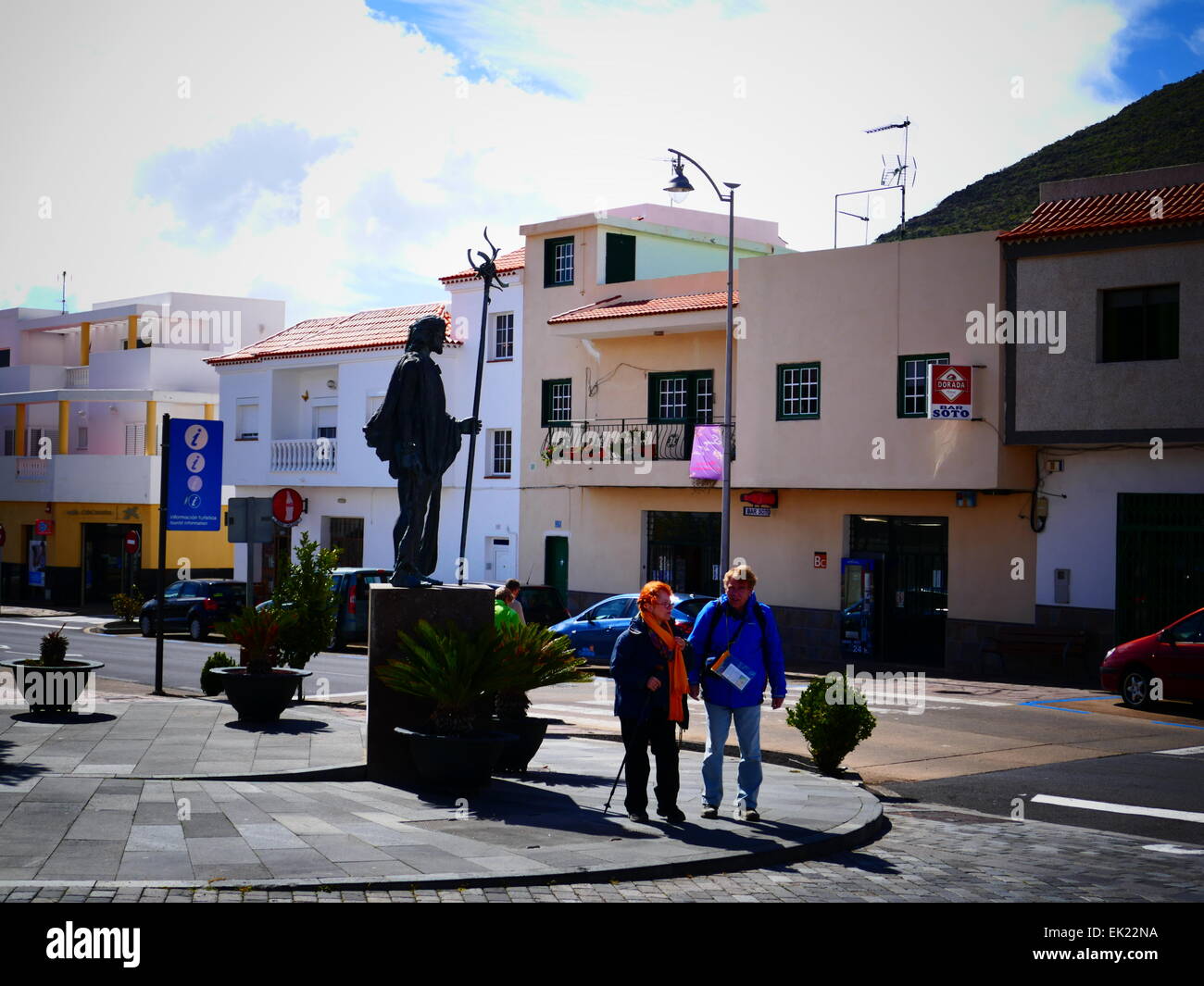 I turisti a Santiago del Teide Tenerife Isole Canarie Spagna Foto Stock
