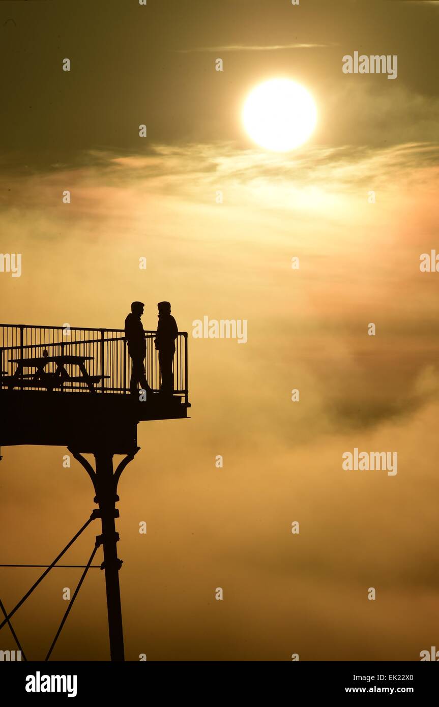Aberystwyth, Wales, Regno Unito. 5 Aprile, 2015. Meteo REGNO UNITO: Domenica di Pasqua 5 Aprile 2015 alla fine di una Domenica di Pasqua di inviolata il caldo sole primaverile, il sole tramonta spettacolarmente su Cardigan Bay a Aberystwyth sulla West Wales coast, UK. Il clima caldo è previsto che rimanga per i prossimi giorni, specialmente nella parte occidentale del Regno Unito, con temperature che raggiungono i 15ºC / 60ºF. Credito: keith morris/Alamy Live News Foto Stock