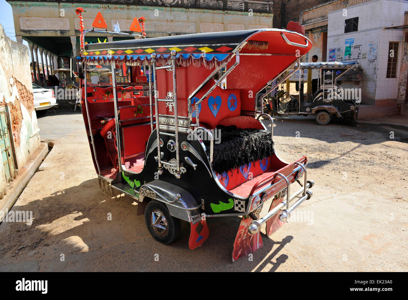Tuk-Tuks (auto-rickshaws), nelle strade di Shekhawati, Rajasthan, India Foto Stock