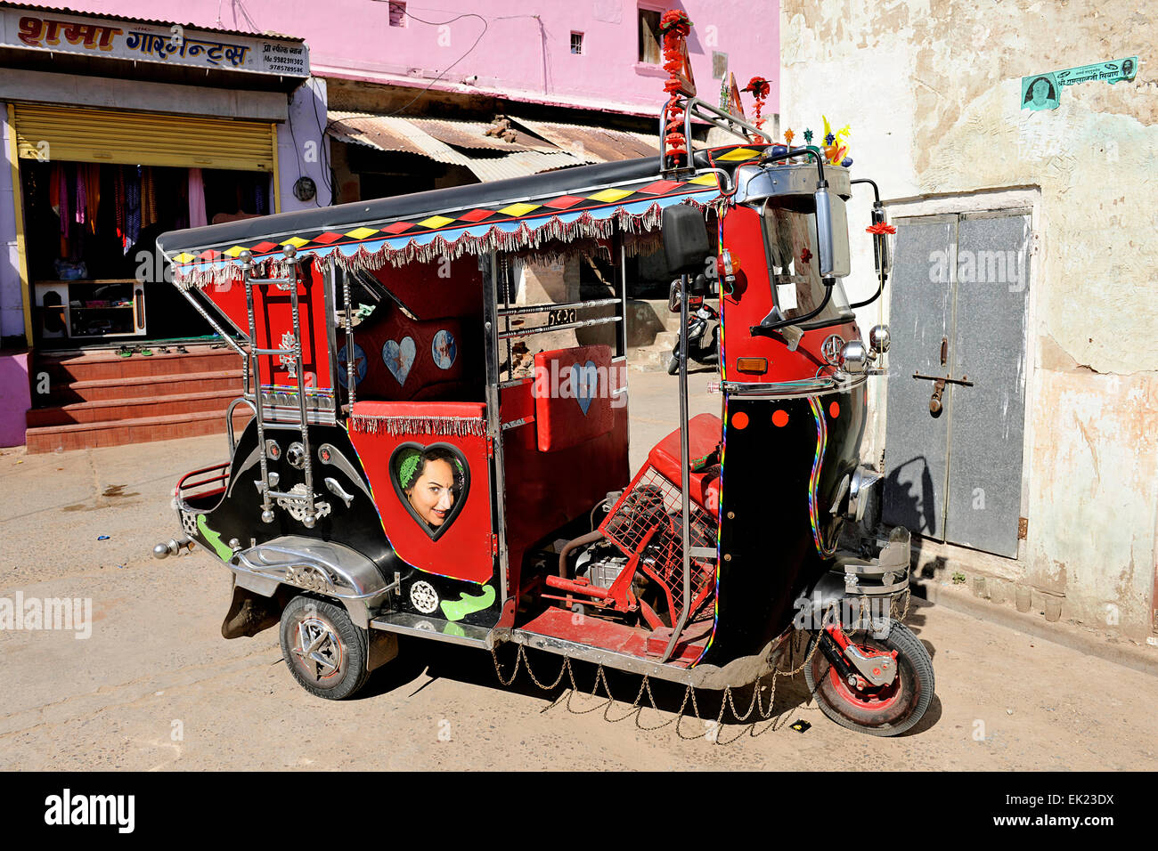 Tuk-Tuks (auto-rickshaws), nelle strade di Shekhawati, Rajasthan, India Foto Stock