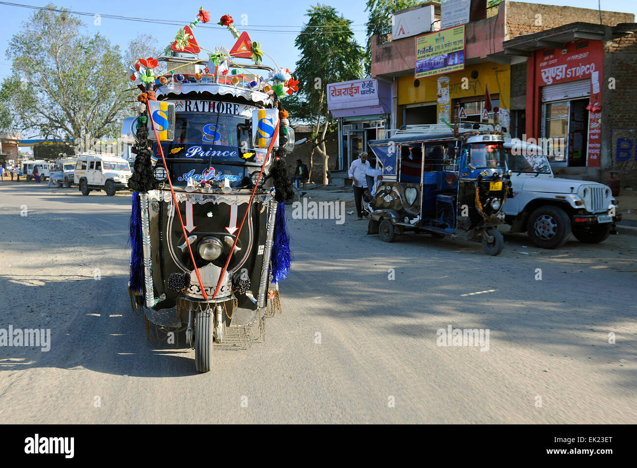 Tuk-Tuks (auto-rickshaws), nelle strade di Shekhawati, Rajasthan, India Foto Stock