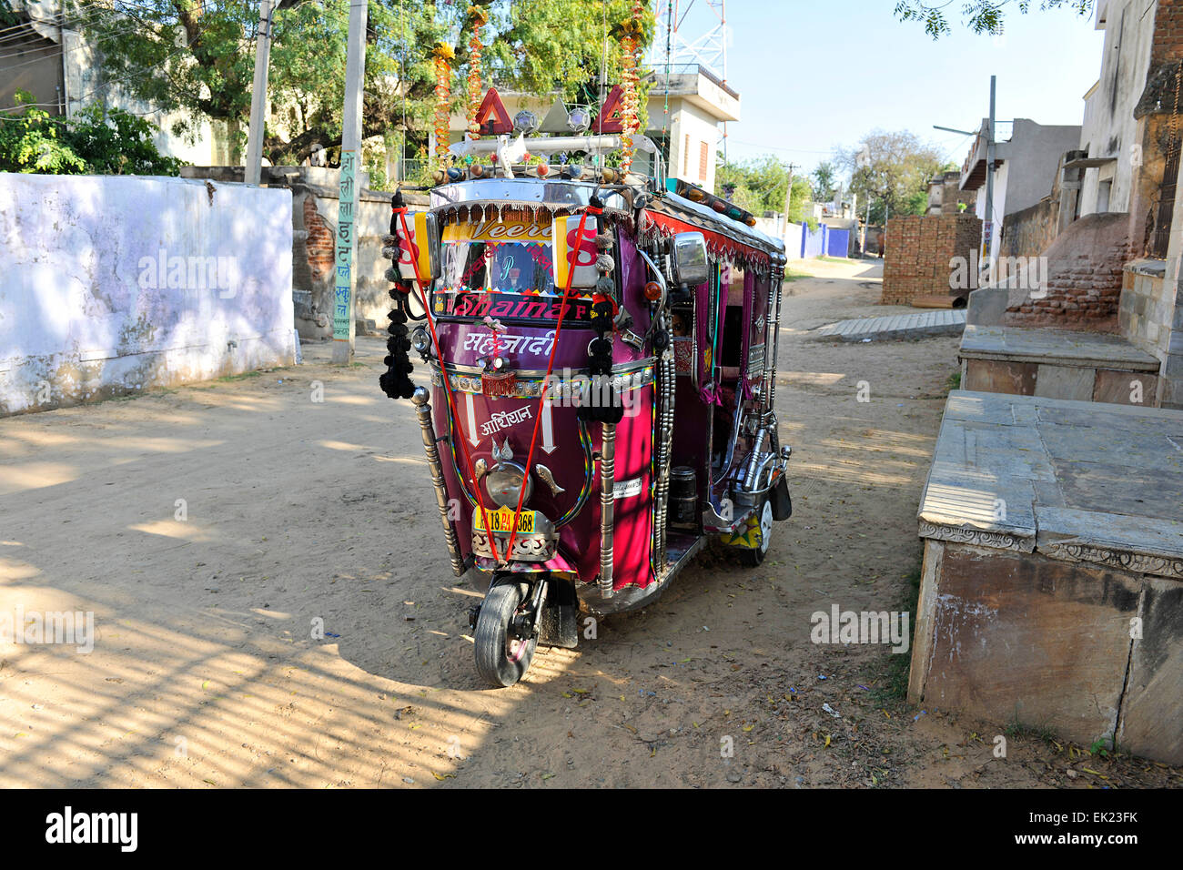 Tuk-Tuks (auto-rickshaws), nelle strade di Shekhawati, Rajasthan, India Foto Stock