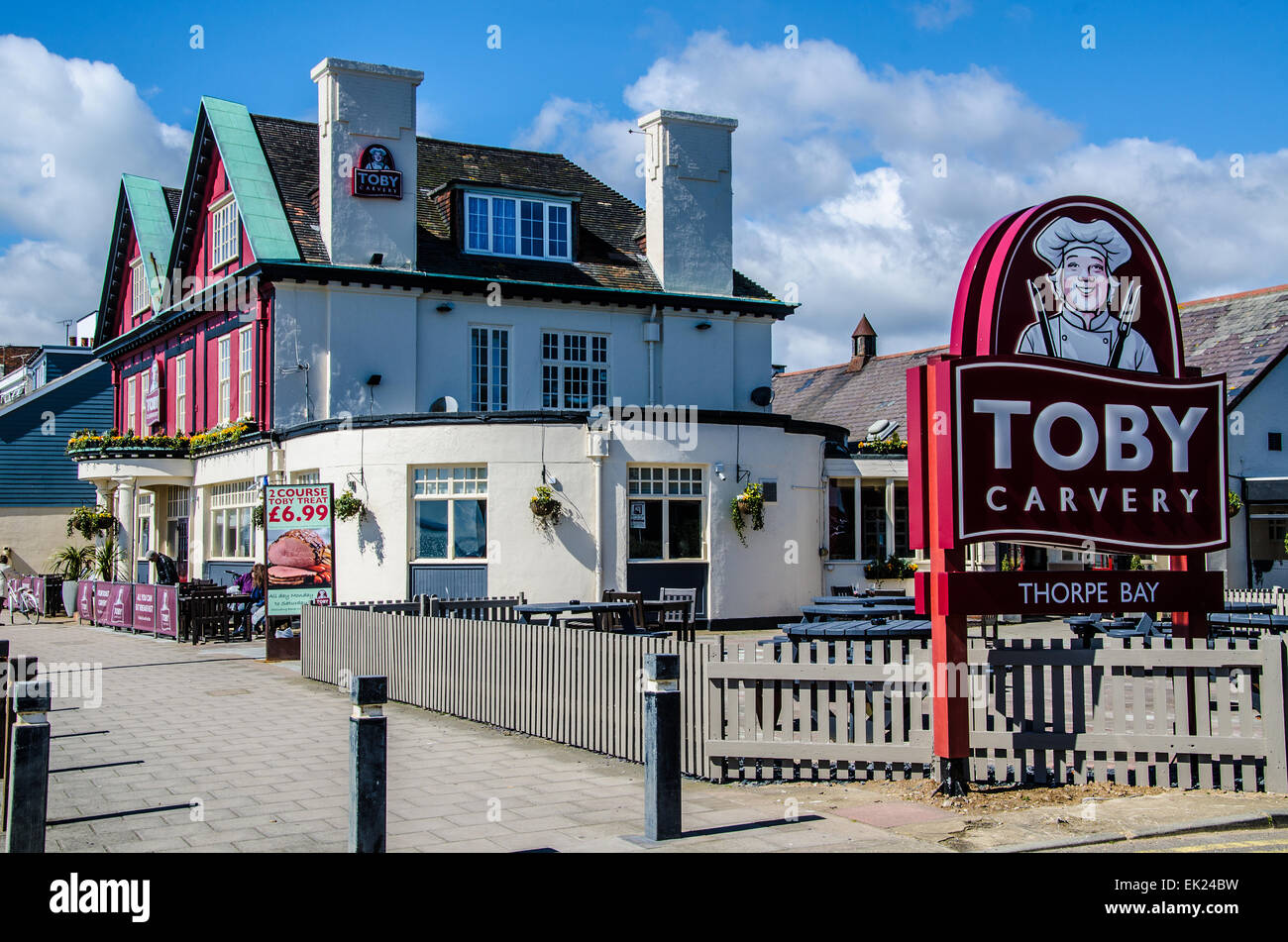 Toby Carvery a Thorpe Bay vicino a Southend on Sea, Essex. Il pub Halfway House. Catena di ristoranti. esterno decorato con fiori. soleggiato Foto Stock