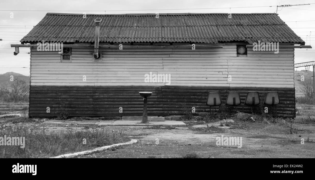 Dimenticato posti a sedere e una fontana in una piccola stazione ferroviaria. Foto Stock