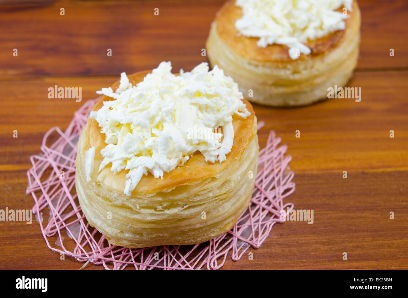 In casa della pasta sfoglia con il formaggio su una tavola di legno Foto Stock