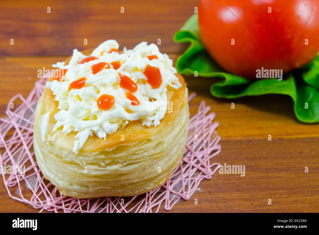 In casa della pasta sfoglia con formaggio e verdure su un tavolo di legno Foto Stock