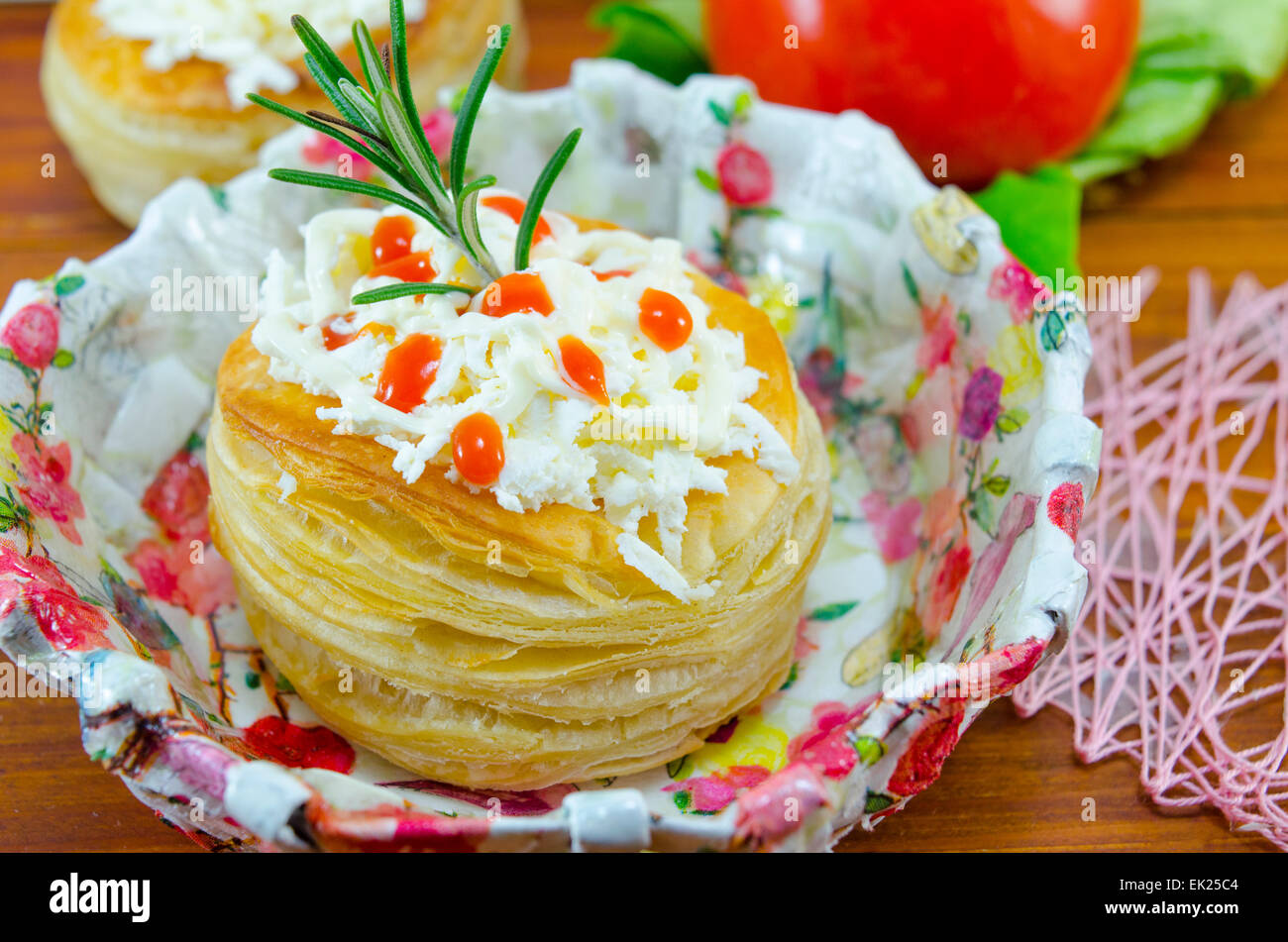 In casa della pasta sfoglia muffin con verdure coperto con ketchup e maionese Foto Stock