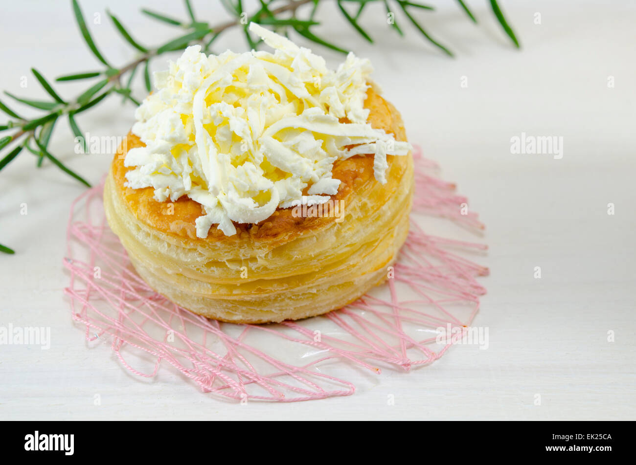 Dolci fatti in casa con il formaggio sul tavolo bianco con rosmarino Foto Stock
