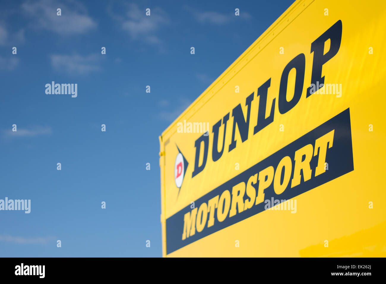 Brands Hatch, Fawkham, Longfield, UK. 5 Aprile, 2015. Una vista in dettaglio della Dunlop Motorsport firma durante la pratica per la Dunlop MSA British Touring Car Championship a Brands Hatch. Credito: Gergo Toth/Alamy Live News Foto Stock