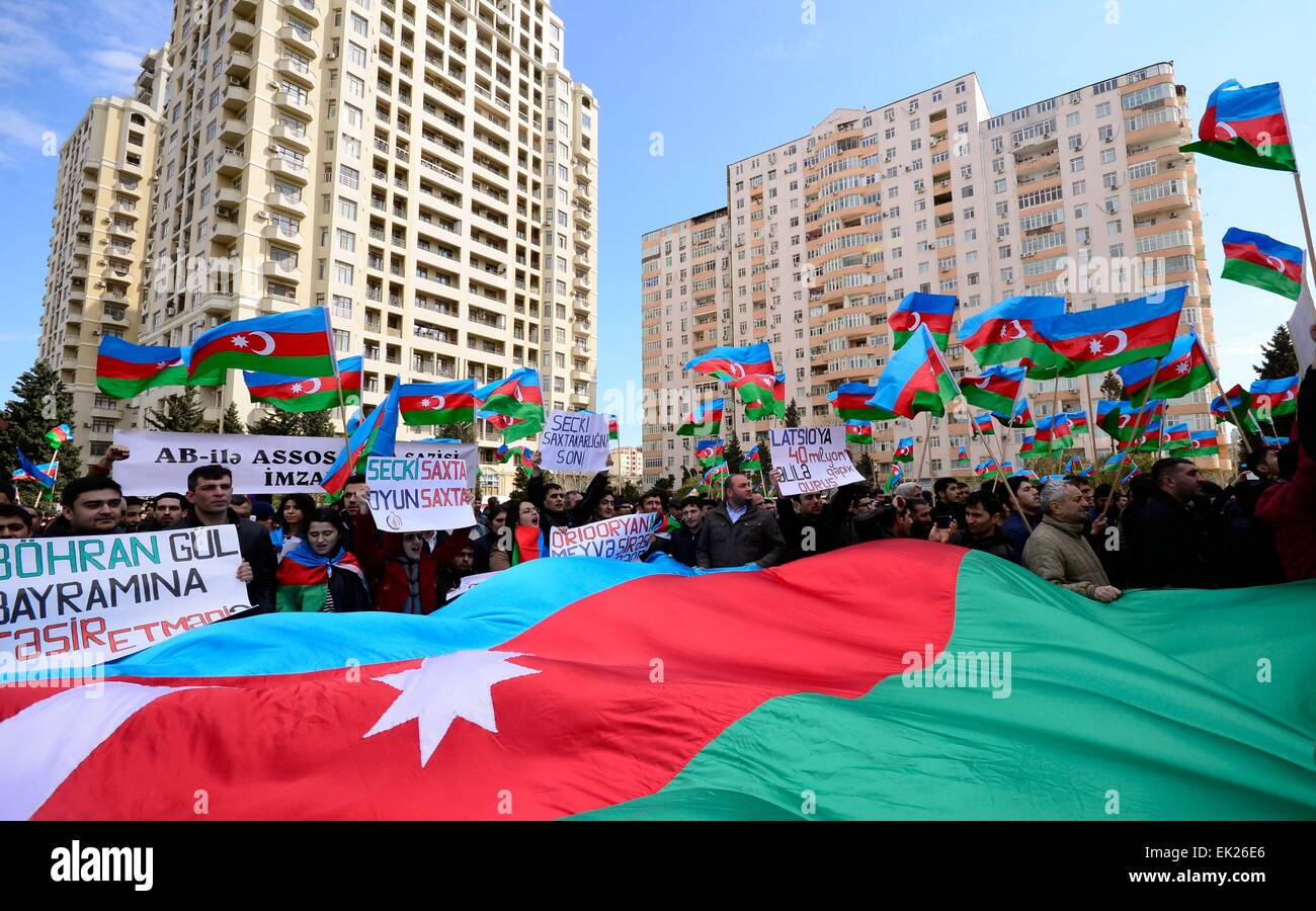 Baku. 5 apr, 2015. Un rally contro la svalutazione della moneta nazionale, manat, è trattenuto dal principale partito d opposizione corpo, consiglio di coordinamento del Consiglio Nazionale delle Forze Democratiche di Azerbaigian (NCDF) in Azerbaigian il capitale di Baku il 5 aprile 2015. Manat è stata svalutata del 33,5% contro dollari USA da parte della Banca centrale di Azerbaigian in febbraio. © Tofik Babayev/Xinhua/Alamy Live News Foto Stock