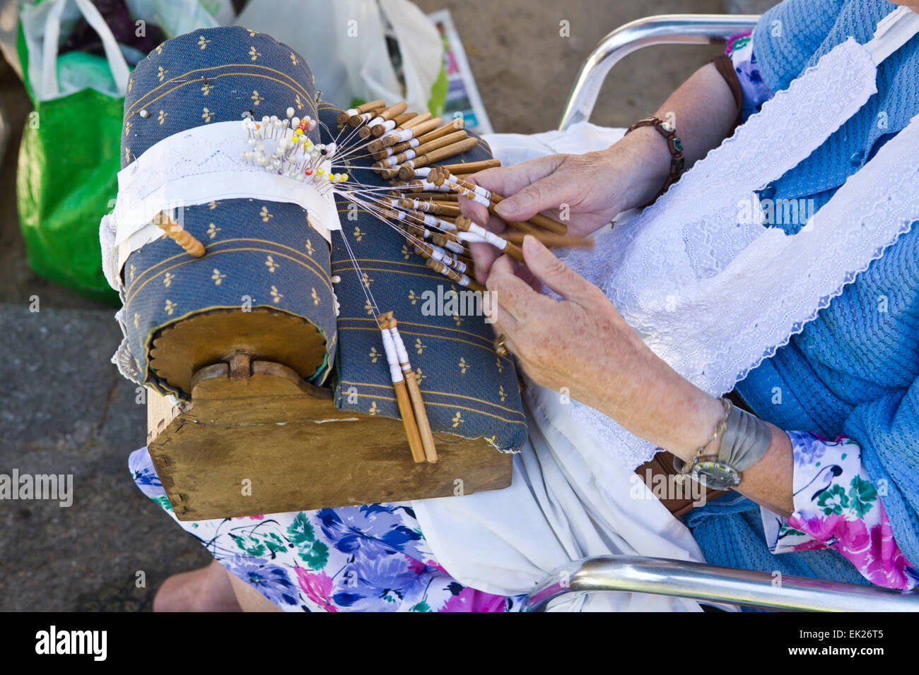 Close-up di un'anziana donna spagnola dimostrando l'intricato tecnica di fabbricazione di merletti a tombolo o merletto a fuselli. Foto Stock