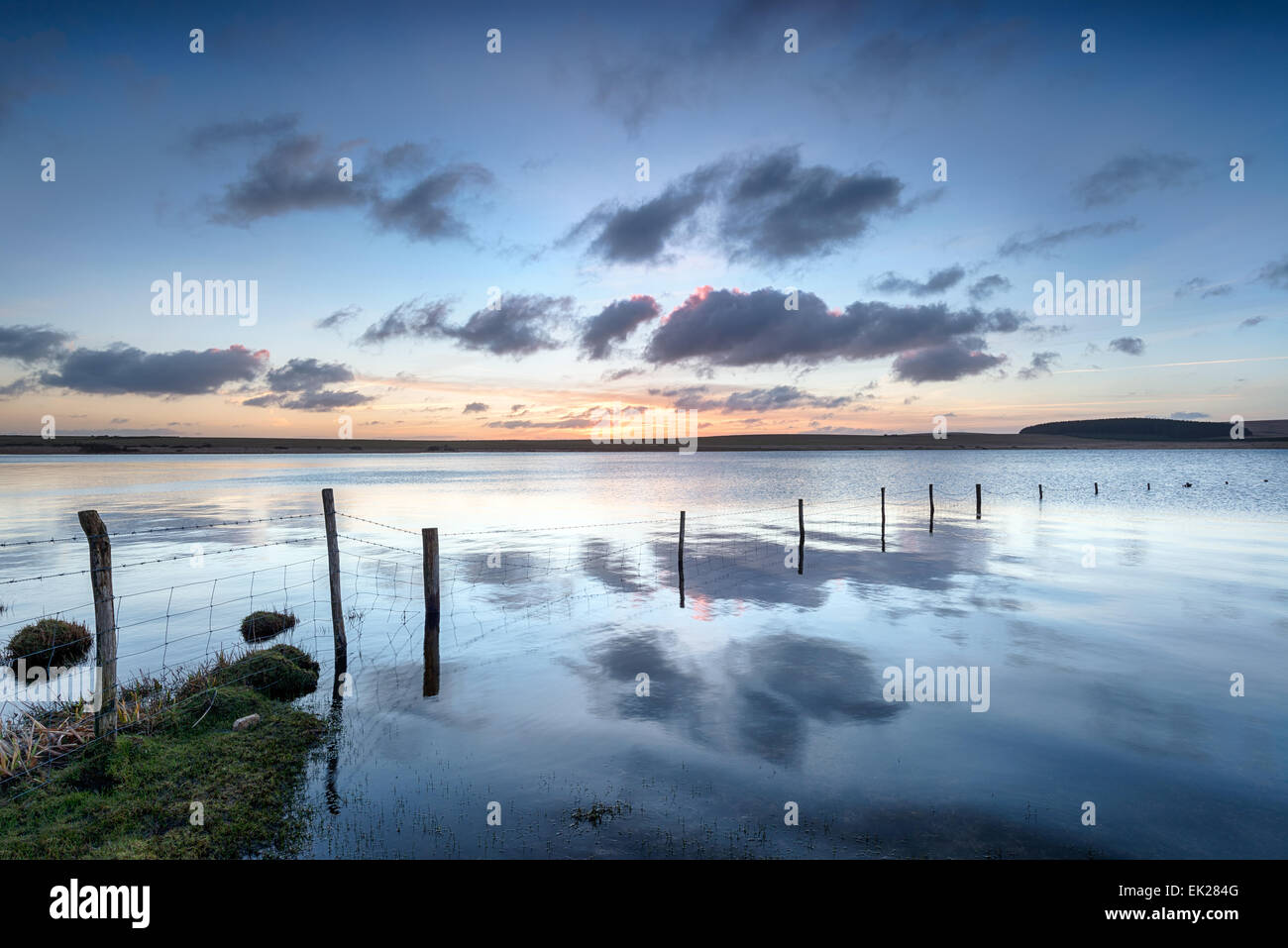 Dawn al serbatoio affollata a Bodmin Moor in Cornovaglia Foto Stock