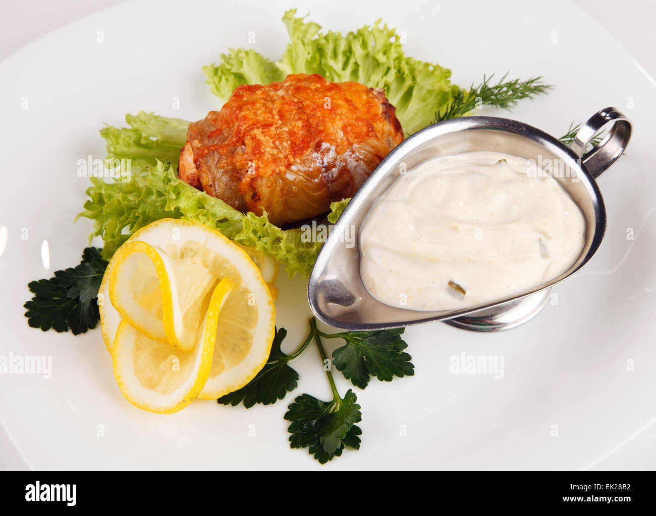 La carne con la salsa e insalata mista Foto Stock