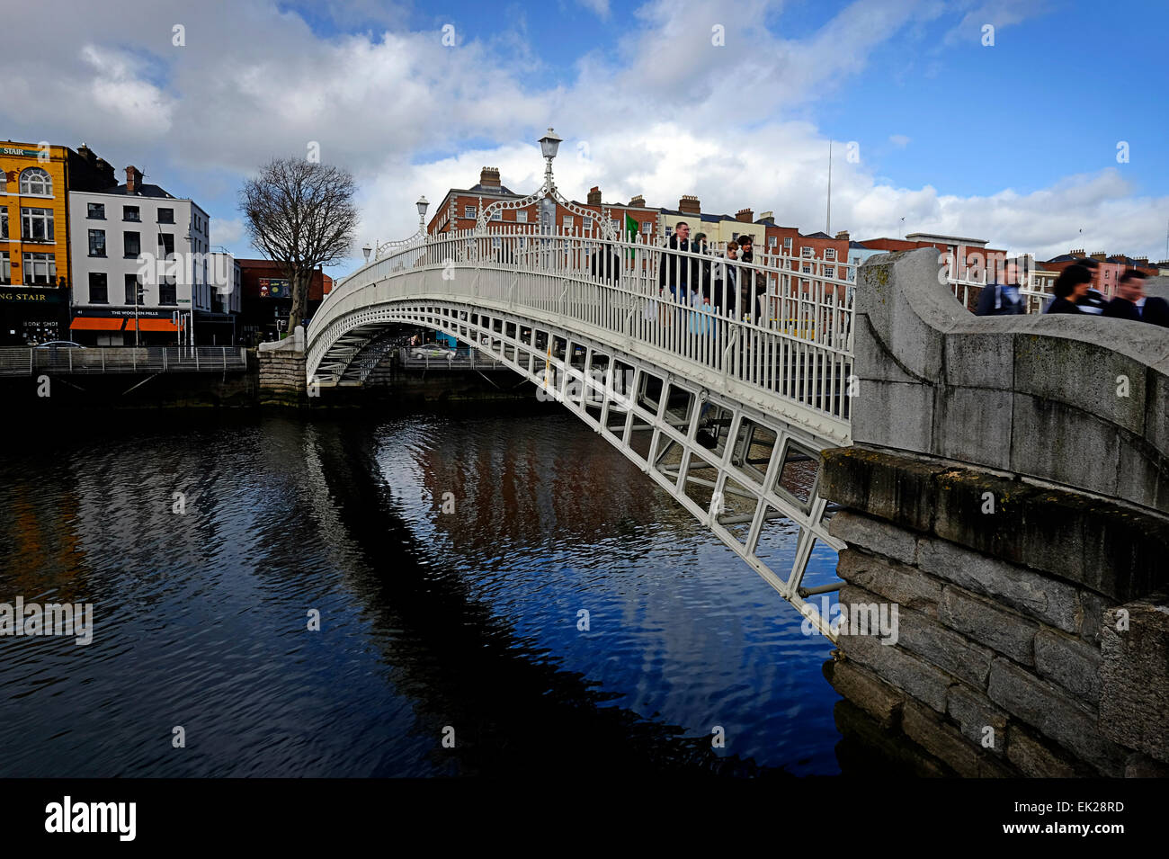 Il famoso Halfpenny o Ha'penny ponte che attraversa il fiume Liffey a Dublino in Irlanda. Foto Stock