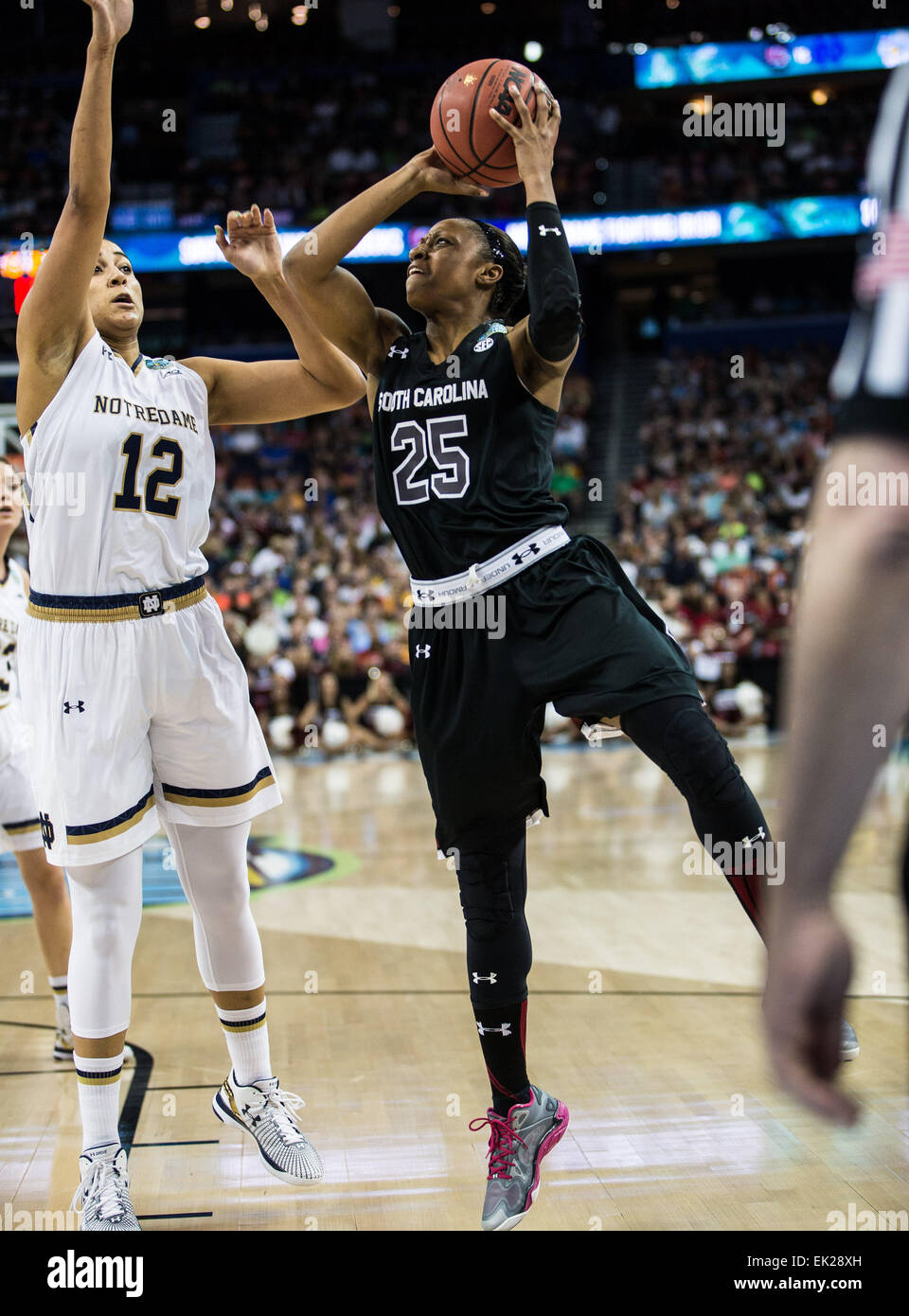 Tampa FL, Stati Uniti d'America. 5 apr, 2015. South Carolina Gamecocks guard Tiffany Mitchell #25 germogli nel primo semestre durante il NCAA finale donne quattro a Amalie Arena in Tampa FL. Credito: csm/Alamy Live News Foto Stock